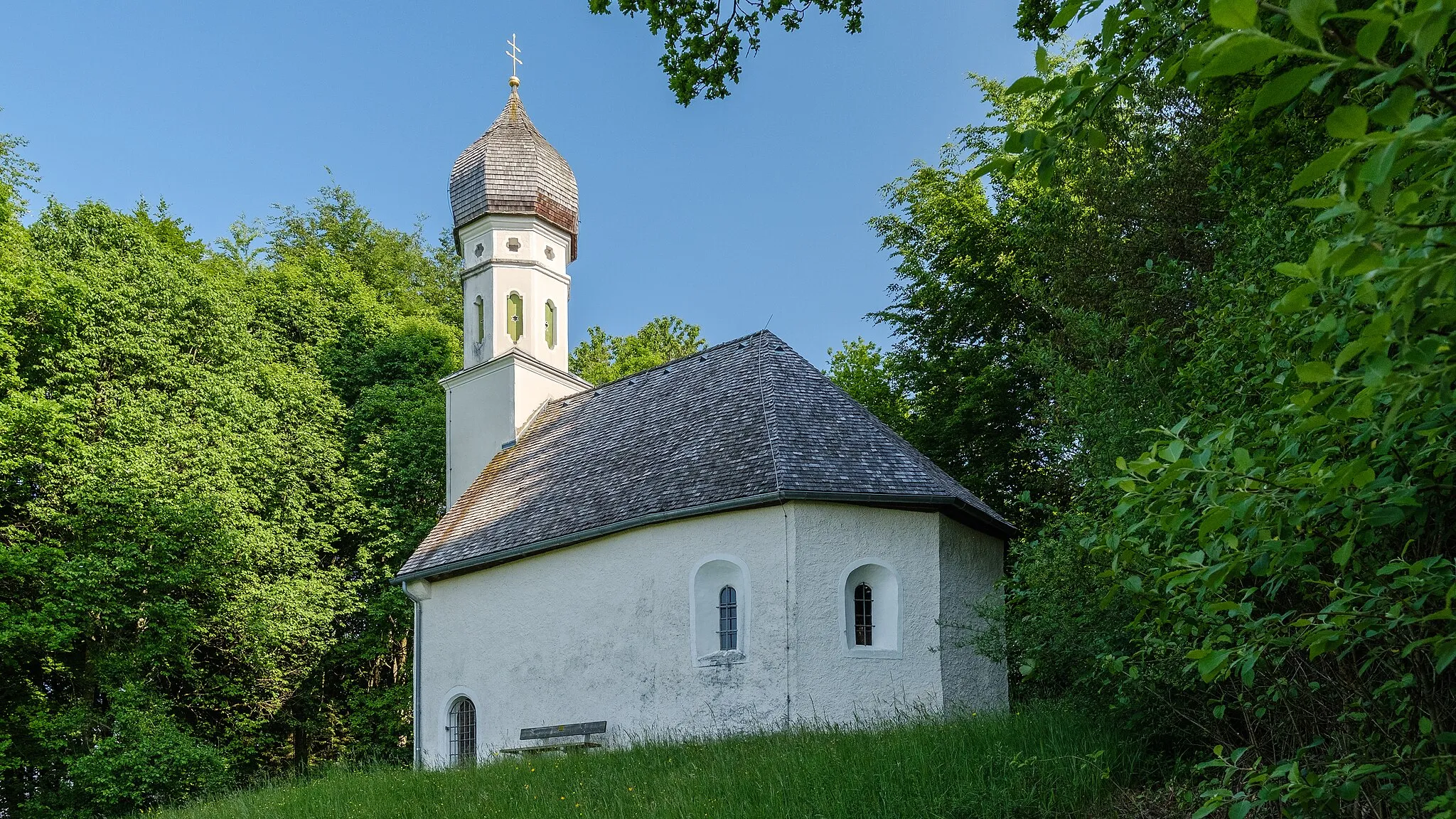 Photo showing: Die Kapelle St. Georg bei Ascholding im Frühjahr 2023.