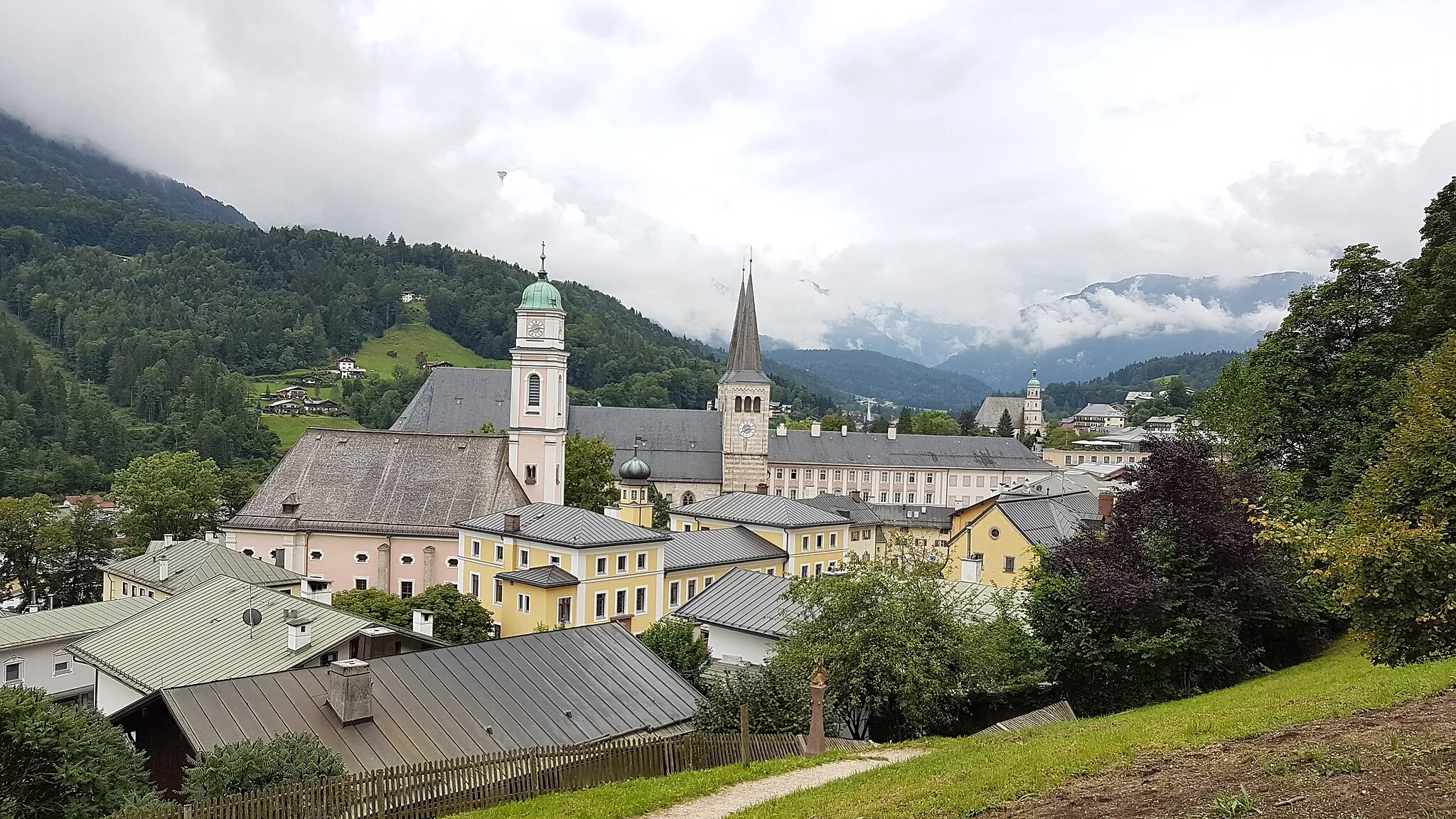 Photo showing: Blick von der Miie des Aufstiegsweges zur Kirchleitn-Kapelle auf das nördliche Zentrum Berchtesgadens.