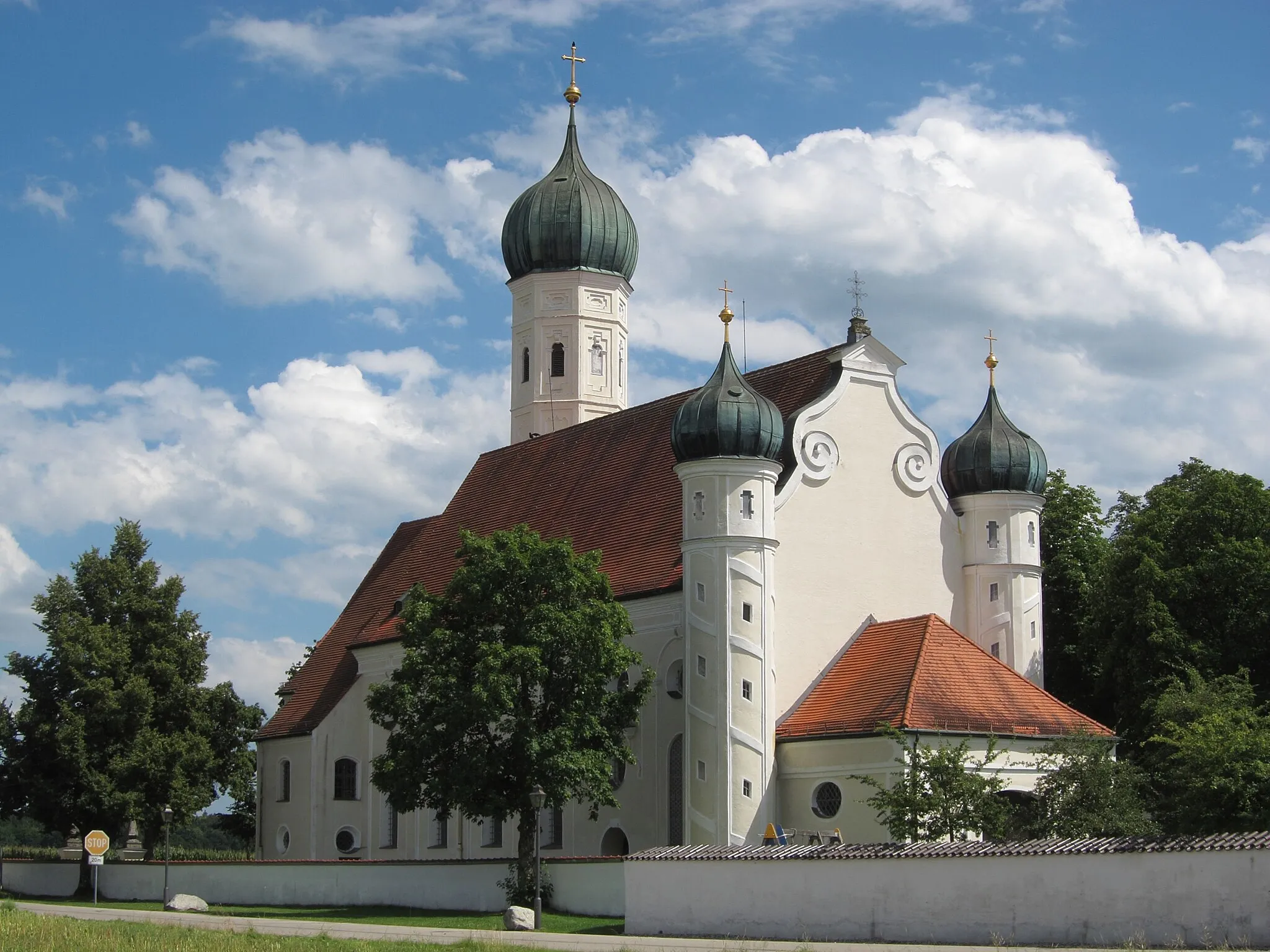 Photo showing: Möschenfeld; St. Ottilia, katholische Wallfahrtskirche, frühbarocker Saalbau mit Blendarkaden, stark eingezogenem Polygonalchor mit Chorflankenturm und zwei Treppentürmchen an der Westseite. Von Balthasar Wölkhamer unter Verwendung mittelalterlicher Mauern errichtet, ab 1640. Friedhofsmauer mit barocken Torpfeilern.