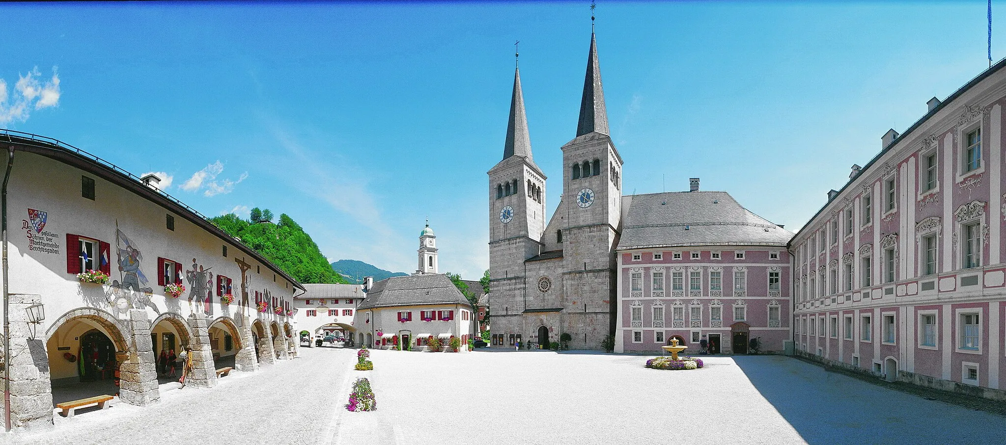 Photo showing: 180°-Ansicht des Berchtesgadener Schlossplatzes mit Stiftskirche und Königlichem Schloss