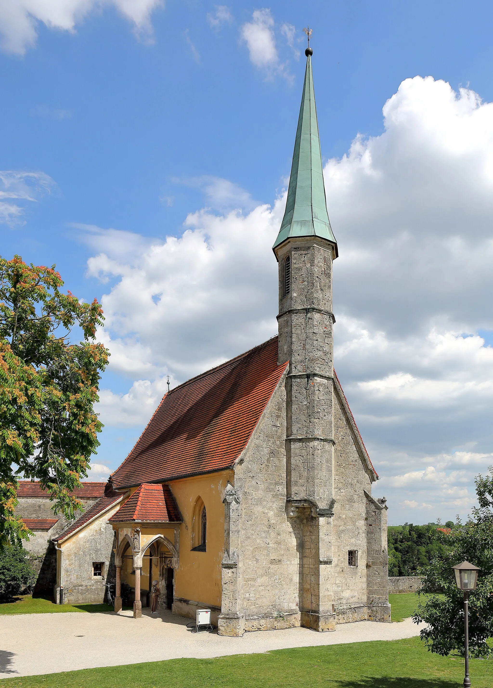 Photo showing: Die aus dem Ende des 15. Jahrhunderts stammende Hedwigskapelle bzw. äußere Burgkapelle St. Maria im vierten Vorhof der Burg zu Burghausen in der deutschen Herzogstadt Burghausen im oberbayerischen Landkreis Altötting.