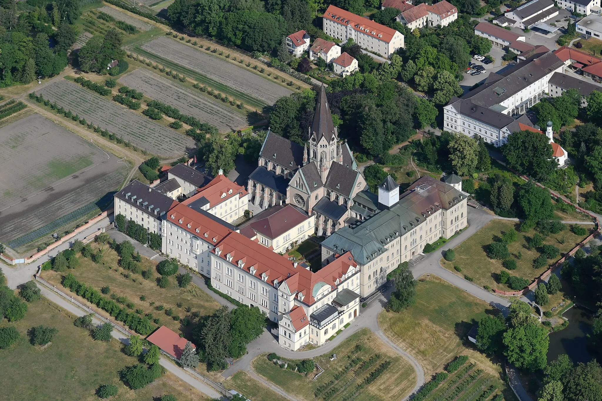 Photo showing: Aerial image of St. Ottilien Archabbey (view from the southeast)