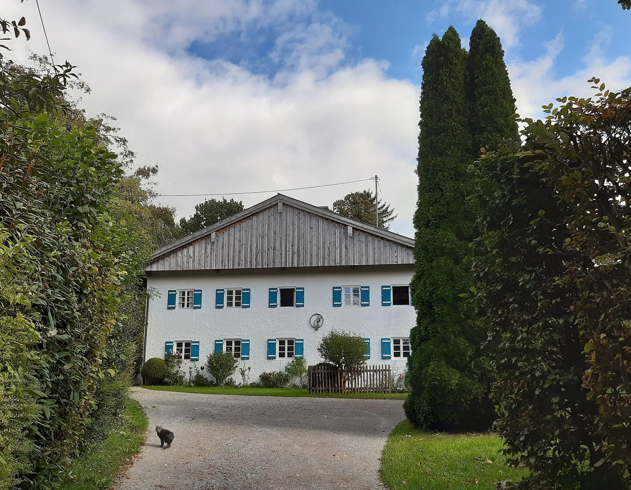 Photo showing: Ehemaliges Bauernhaus in Degerndorf bei Münsing, Dorfstraße 7. Zweigeschossiger Flachsatteldachbau mit verschaltem Vordach und traufseitiger Laube, 18./19. Jahrhundert.