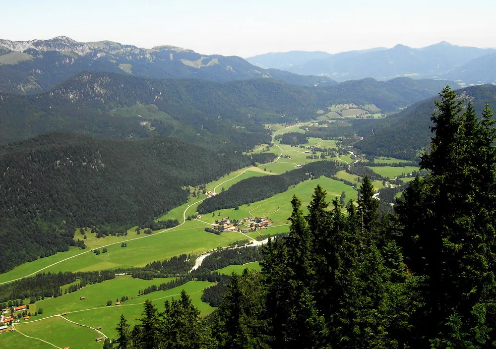 Photo showing: Das Untertal der Jachenau mit Brauneck links oben