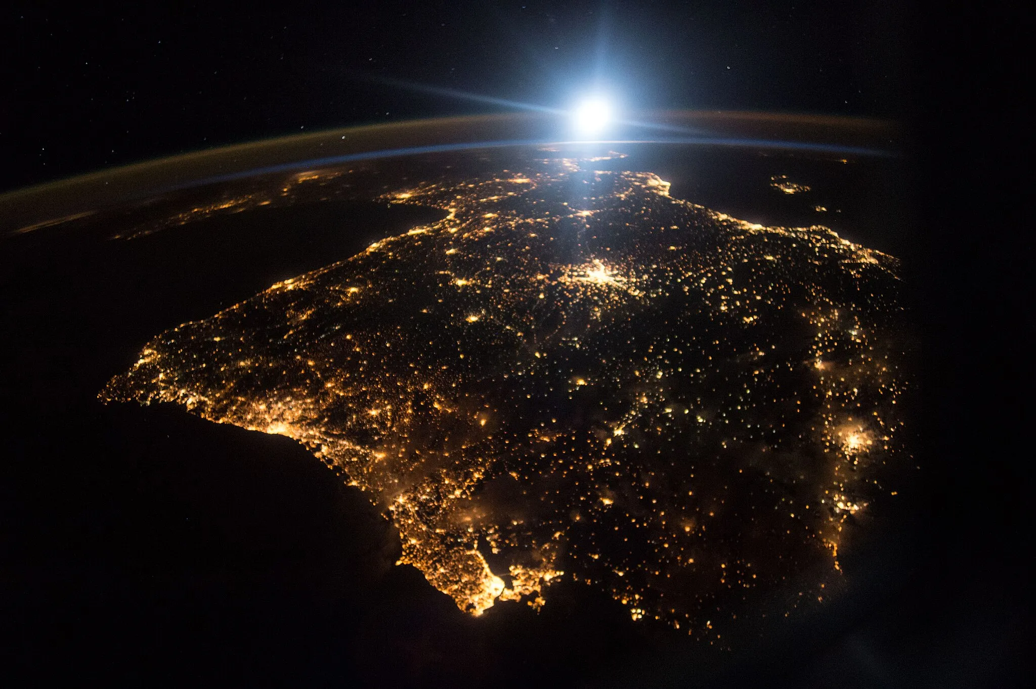 Photo showing: View of Earth taken during ISS Expedition 45.