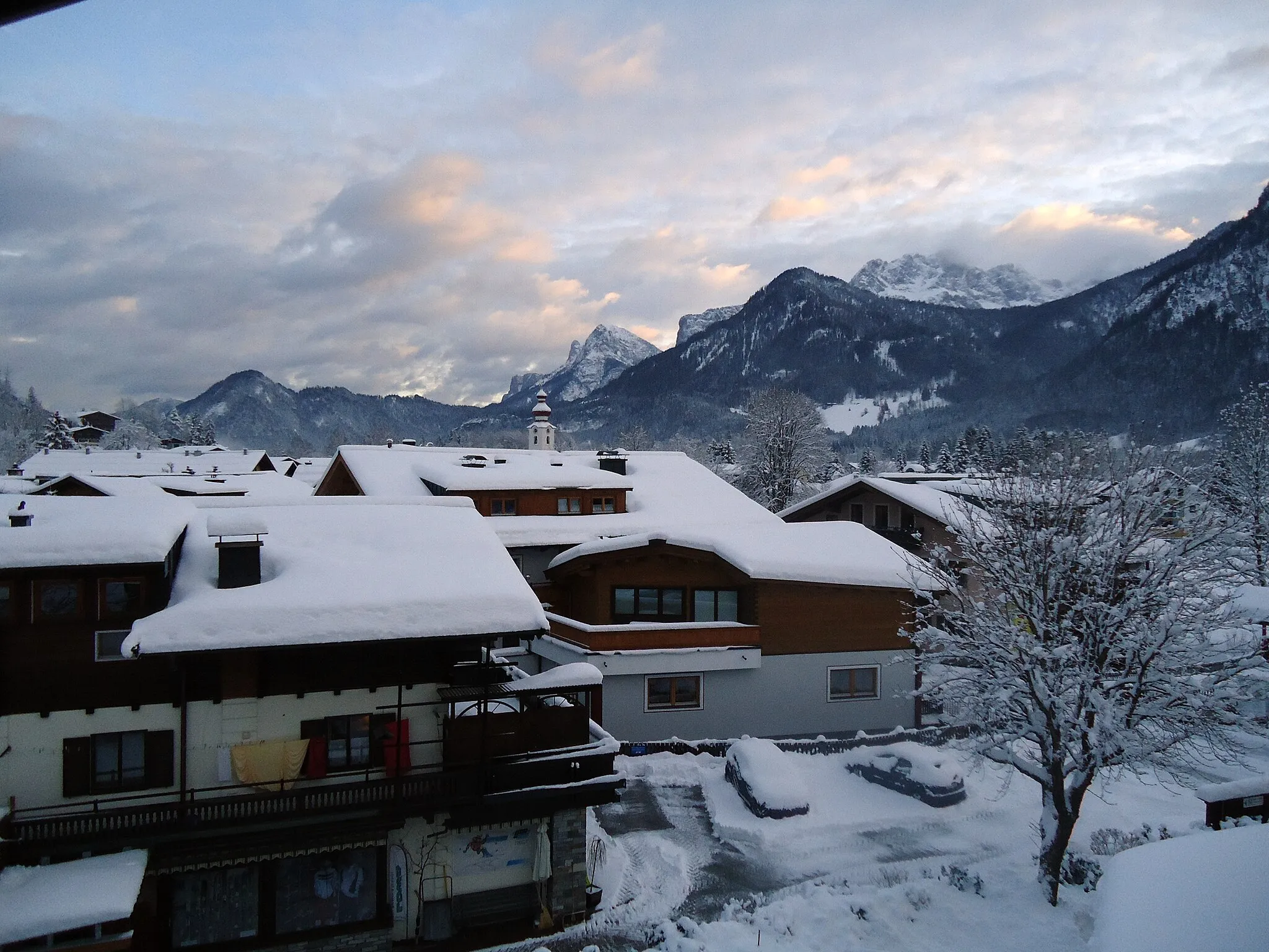 Photo showing: Januar 2012, Blick vom Gasthof "Schweizerwirt" über Lofer Richtung "Großer Bruder"