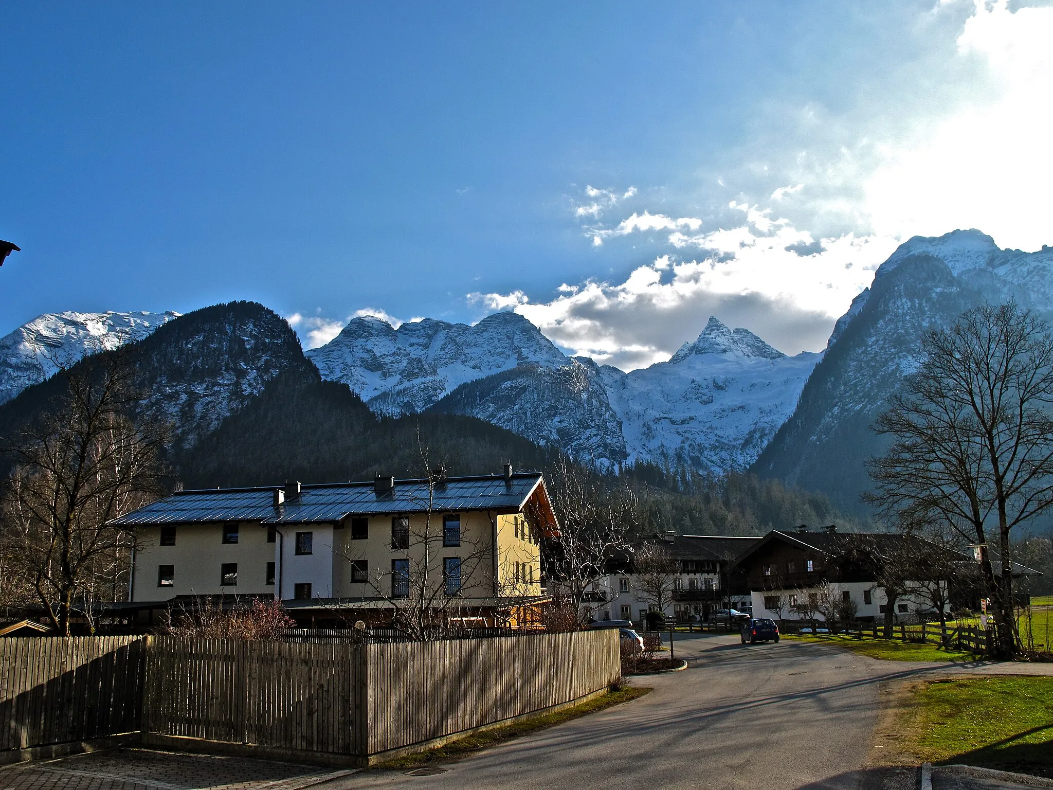 Photo showing: Houses in Lofer with the Loferer Steinberge (mountains) in the background.