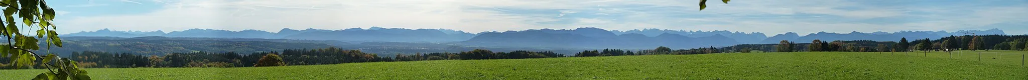 Photo showing: Blick auf das bayerische Alpenpanorama. Standpunkt nahe Walchstadt bei Icking.