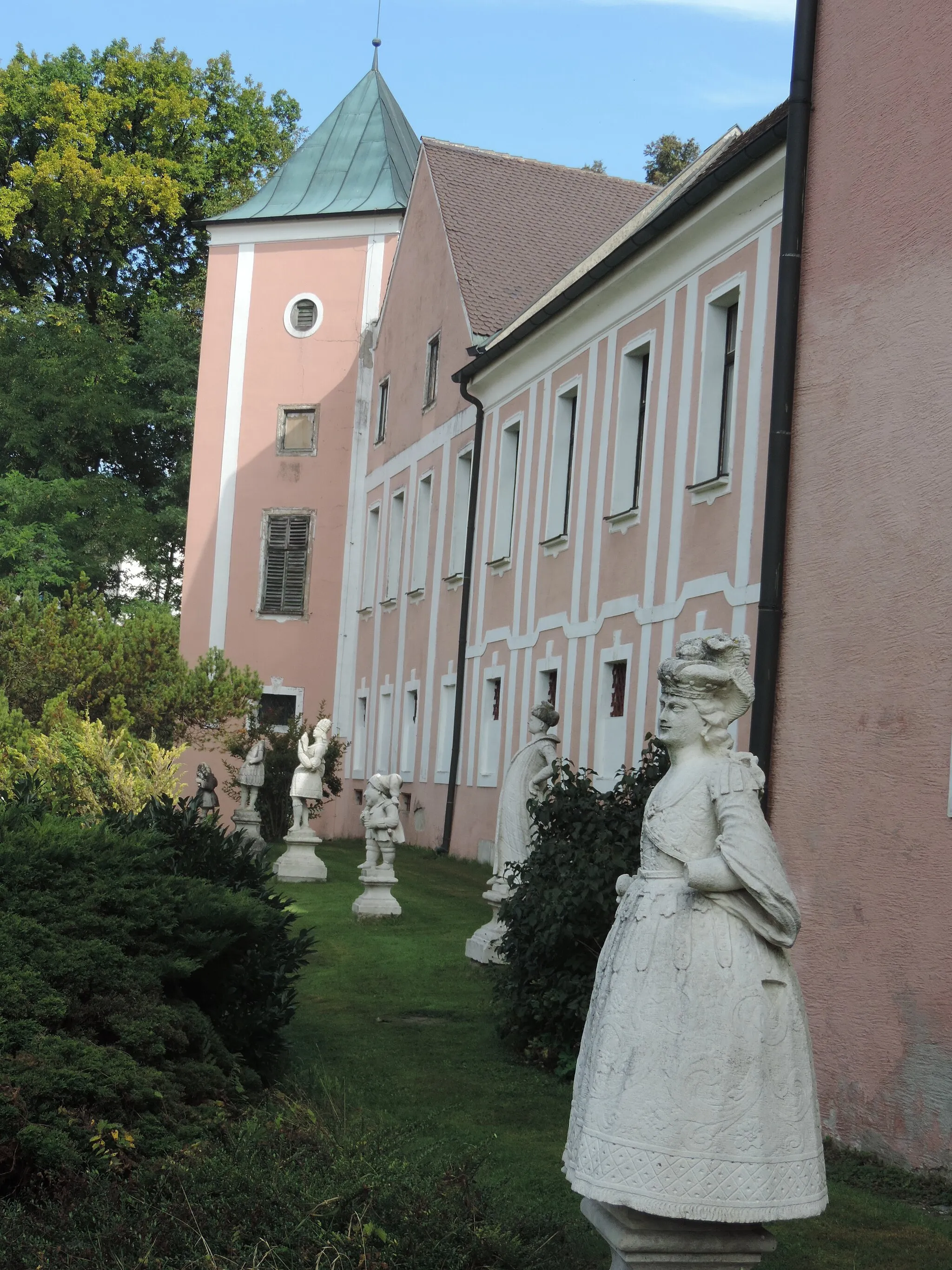 Photo showing: Vorgarten Schloss Sinning