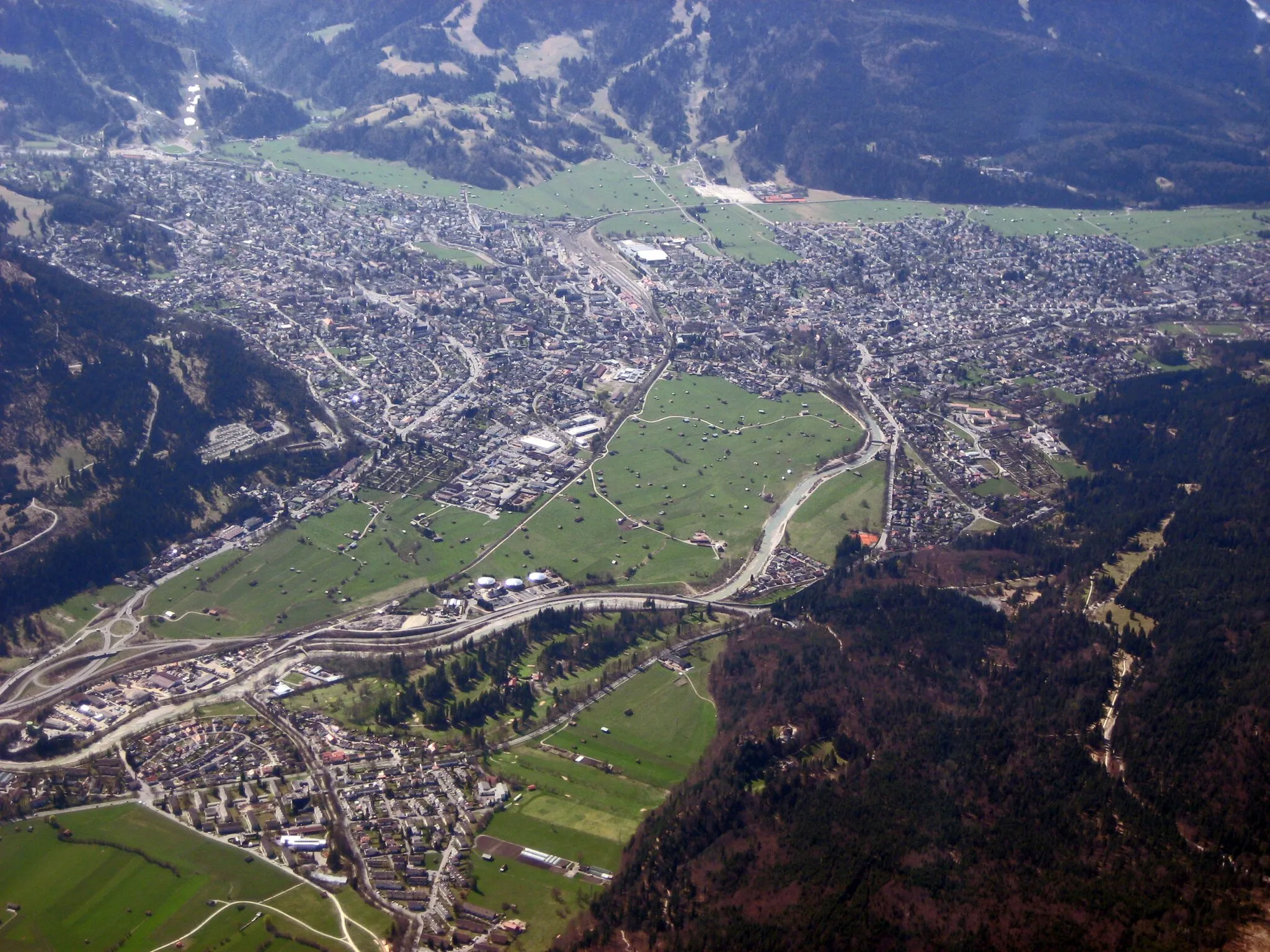 Photo showing: Luftbild von Garmisch-Partenkirchen. Flussbett der Loisach.