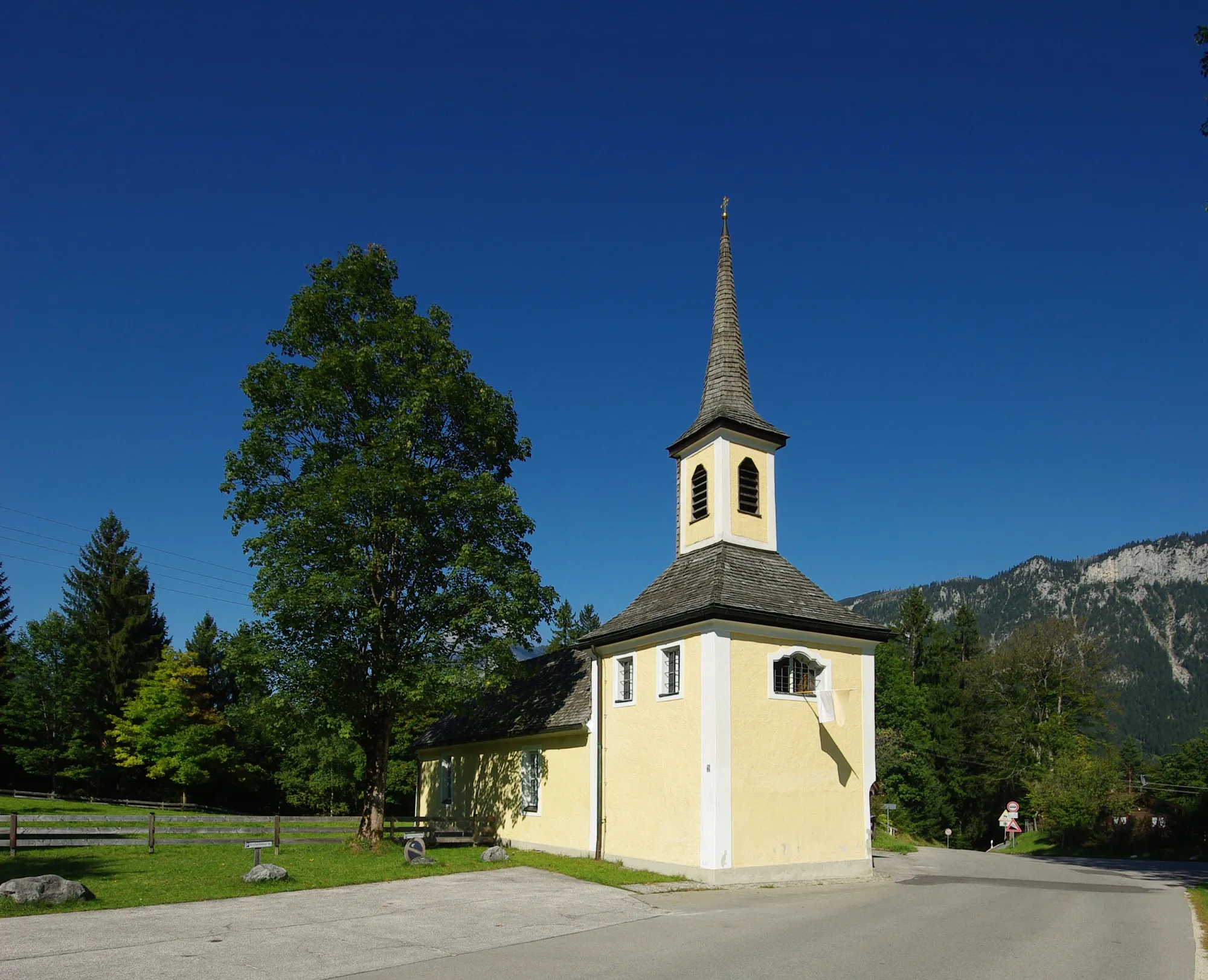 Photo showing: Thanngasse 10, 83483 Bischofswiesen (Loipl); Kath. Kapelle St. Maria

Innenraum

zugehörige Ölbergkapelle

zugehöriger Brunnen