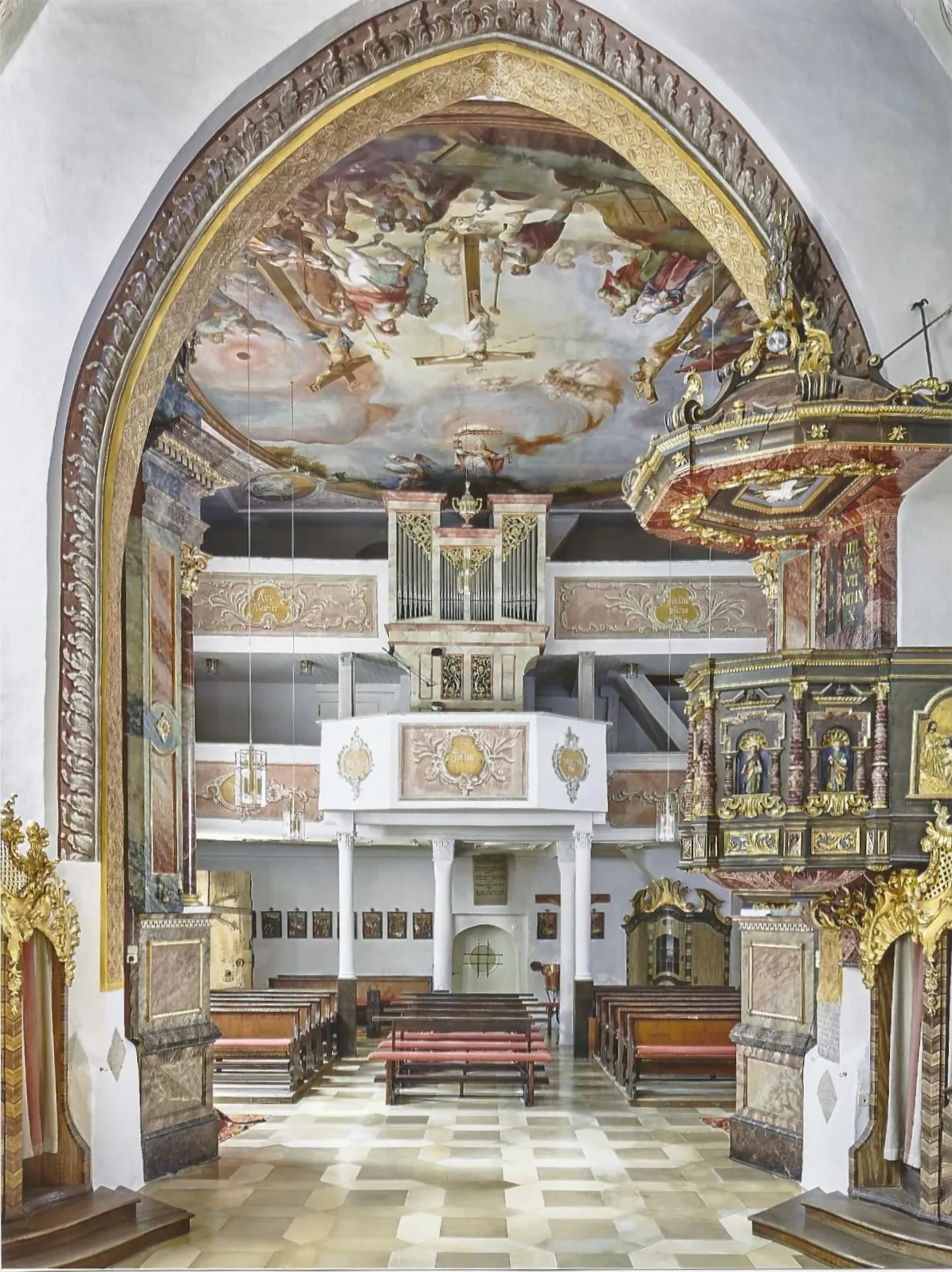 Photo showing: Blick vom Altar in den Kirchenraum