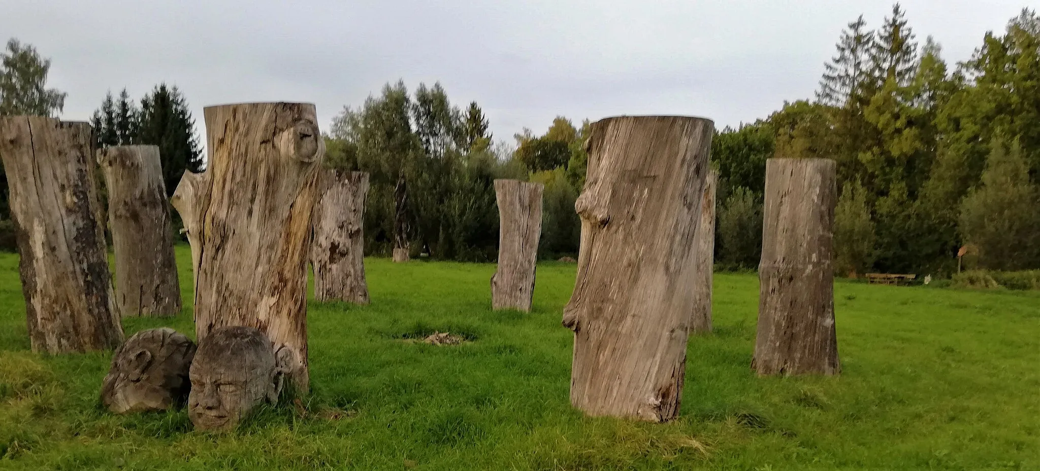 Photo showing: Skulturen- und Weidenhain Taufkirchen