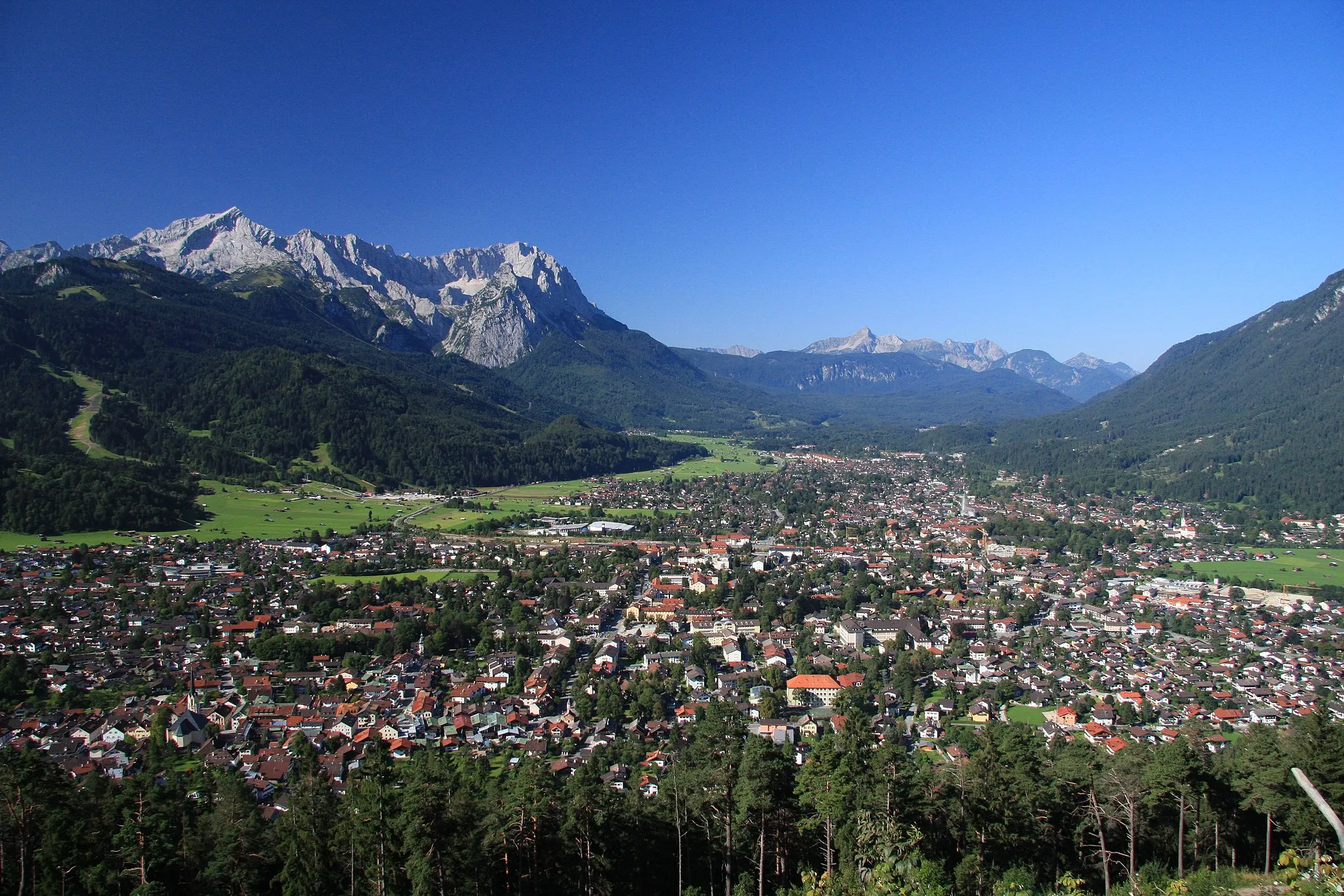 Photo showing: Garmisch-Partenkirchen with the mountains Alpspitze, Zugspitze and Daniel in the background.