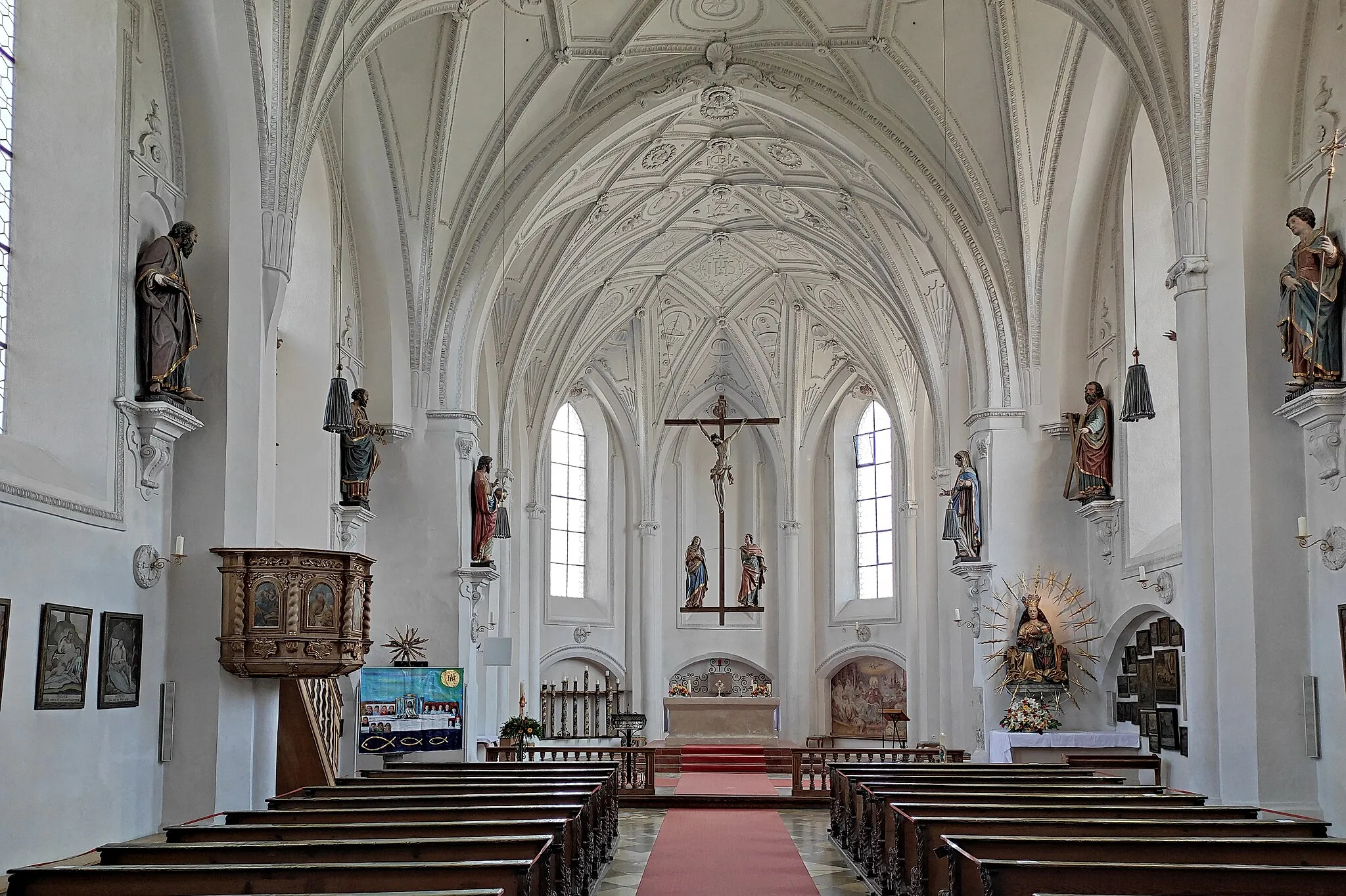 Photo showing: Die katholische Pfarr- und Wallfahrtskirche Mariä Himmelfahrt in Aufkirchen ist ein spätgotischer Bau aus der Zeit um 1500, der an der Stelle kleinerer Vorgängerkirchen errichtet wurde.