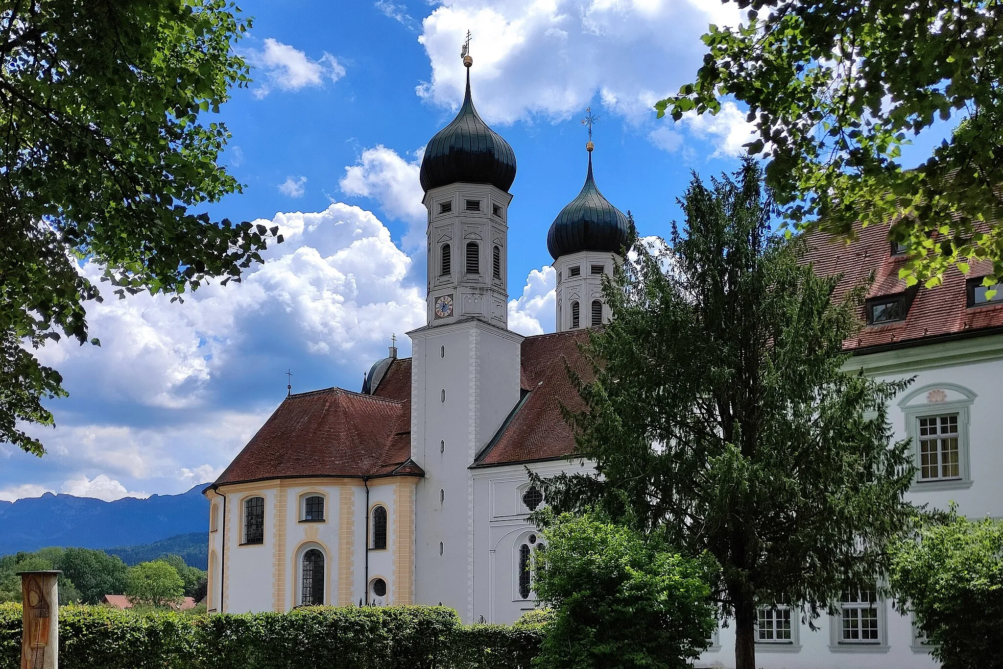 Photo showing: Die Klosterkirche St. Benedikt (auch umgangssprachlich Basilika St. Benedikt und Klosterbasilika genannt) ist die ehemalige Abteikirche und jetzige katholische Pfarrkirche in Benediktbeuern.