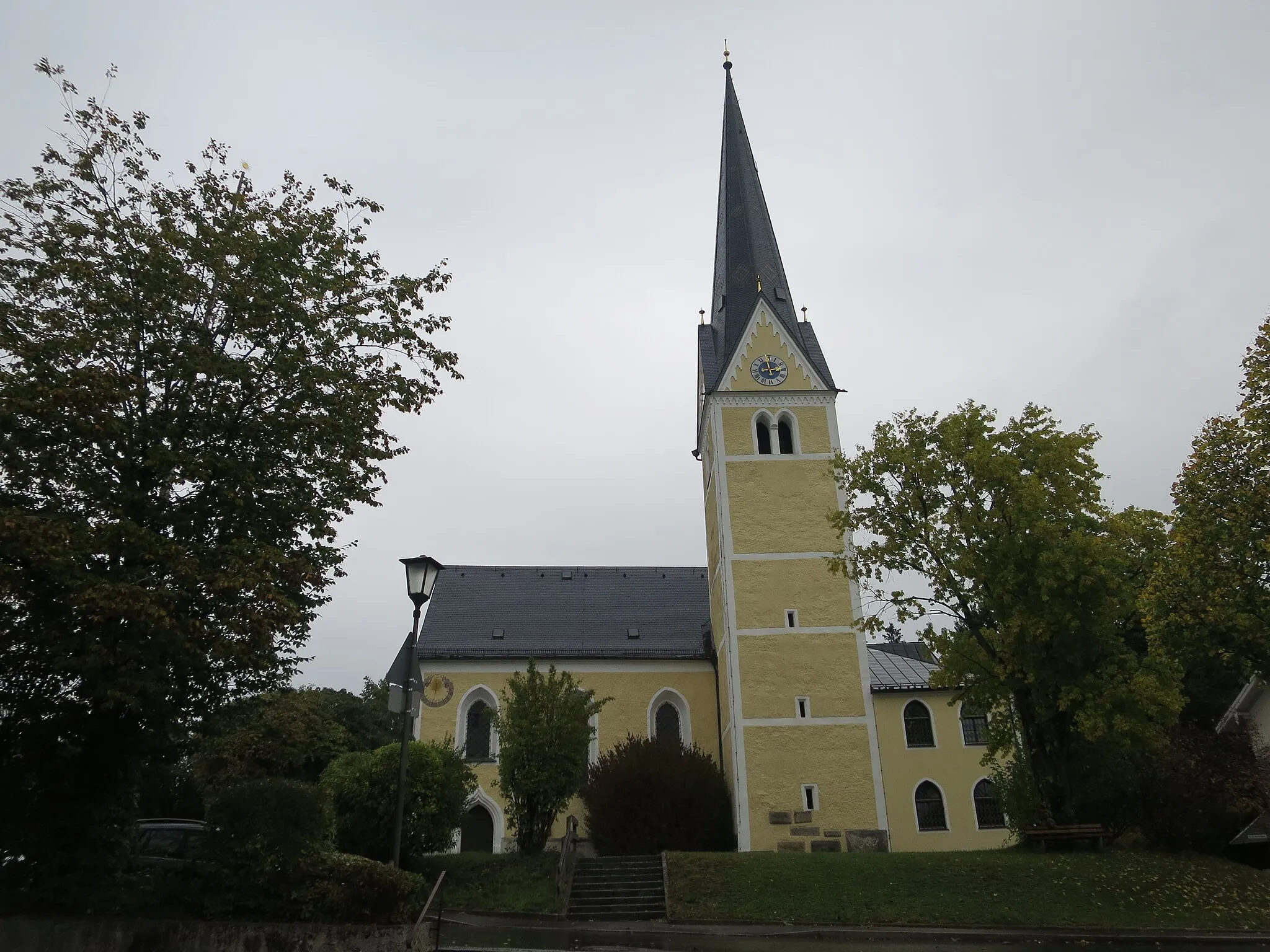 Photo showing: Kirche St. Petrus und Leonhard in Greimharting.
