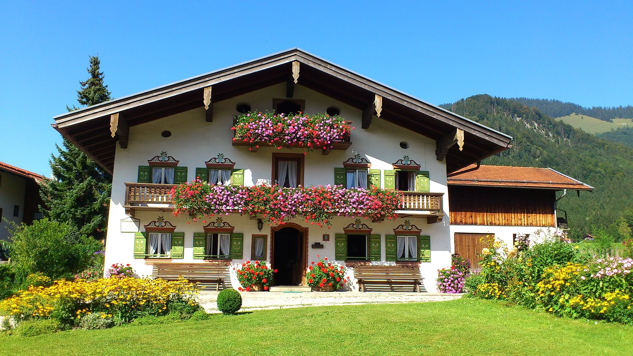 Photo showing: Ehemaliges Bauernhaus mit neuzeitlicher Bemalung, Kern Ende 18. Jahrhundert.