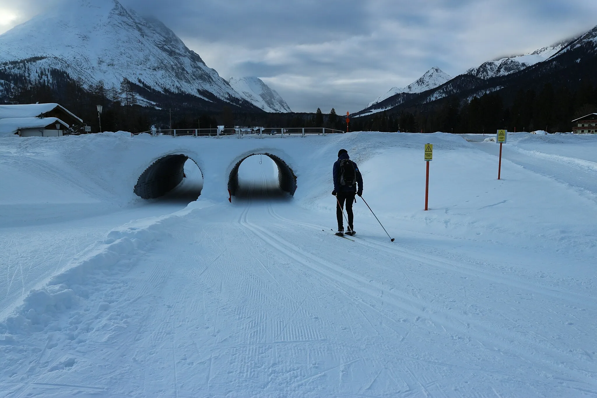 Photo showing: Austria: Valley "Leutscher Tal": On trail "Alpenbad - A6" underpass for cross-country skiing to trail "Obern" - A5