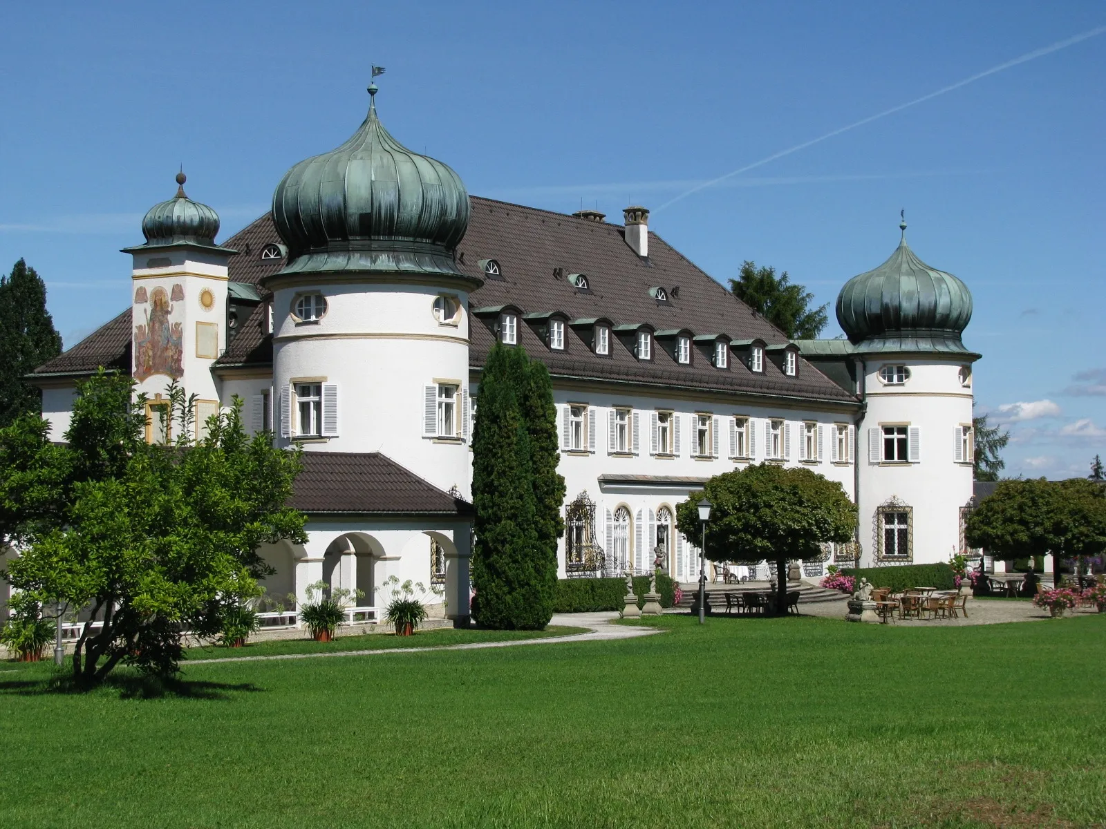 Photo showing: Schloss Höhenried; Walmdachbau mit östlich und westlich angesetzten Rundtürmen, umbautem Gartenhof und Brunnenhof, Neubarockgarten, Südterrasse, 1937/40 in historisierenden Formen