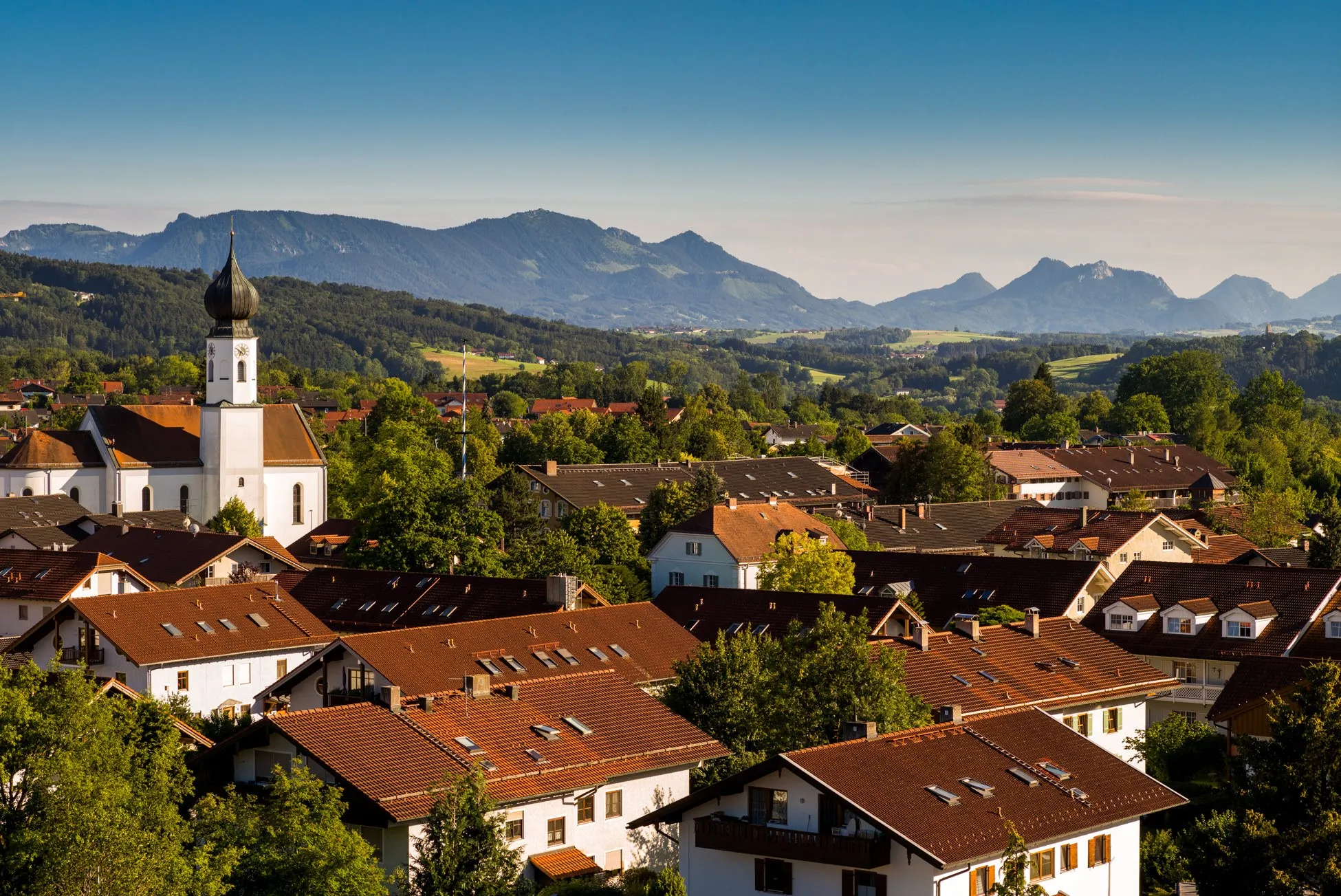 Photo showing: In this picture you can see Bad Endorf townscape with alpine panorama.