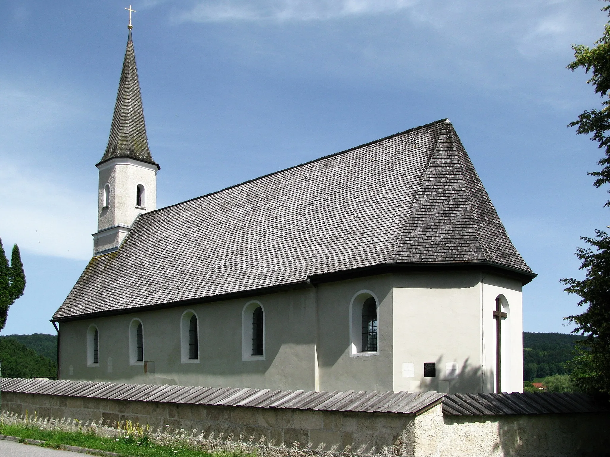 Photo showing: Katholische Filialkirche St. Georg in Großweil; barockisierter Saalbau mit Westturm, im Kern spätgotisch, 18. Jh. umgestaltet, Turm und Verlängerung 1835.