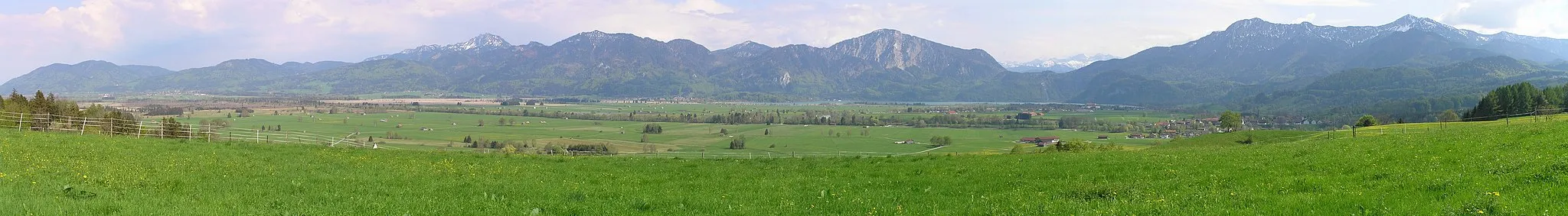 Photo showing: Bayerische Voralpen beim Kochelsee. Von links nach rechts: Benediktenwand, Jochberg, Kochelsee, Klein- und Großweil an der Loisach, Herzogstand, Heimgarten. Fast über das ganze Bild der baumbestandene Triftkanal zwischen Mondscheinfilz und Rohrsee.