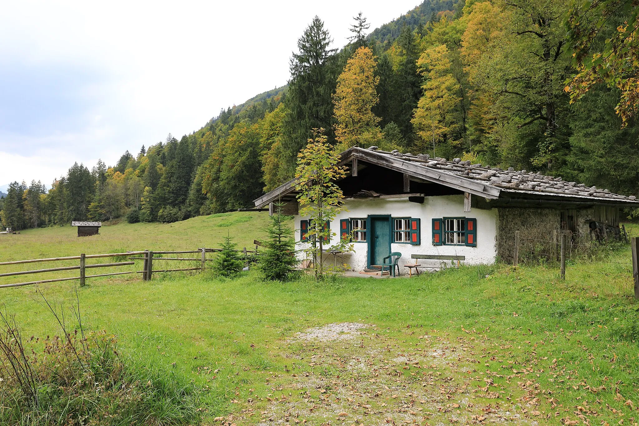 Photo showing: Knauergschwend-Alm (Niederalm). Kaser, Massivbau mit Blockbaugiebel, an der Firstpfette bezeichnet mit dem Jahr 1813;  zugehörig Stadel in überkämmter Blockbauweise, etwas 100 m westlich.