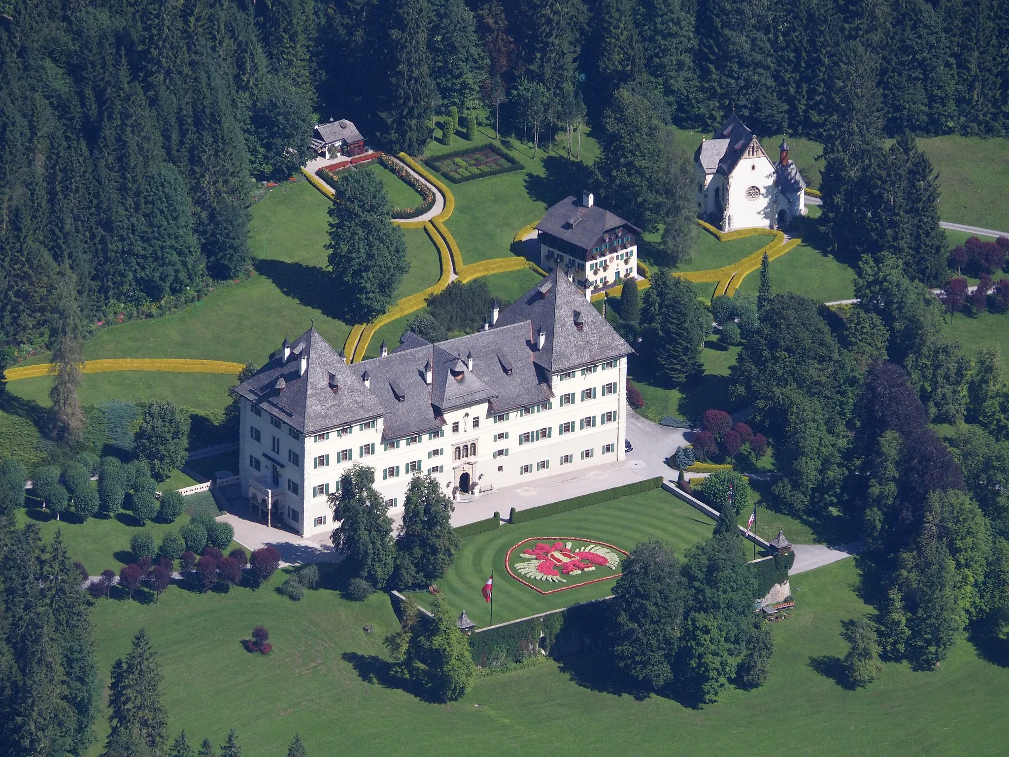 Photo showing: Schloss Blühnbach von Süden (Rettenbachriedel). Rechts hinten die Kapelle Hll. Familie und Rupert.