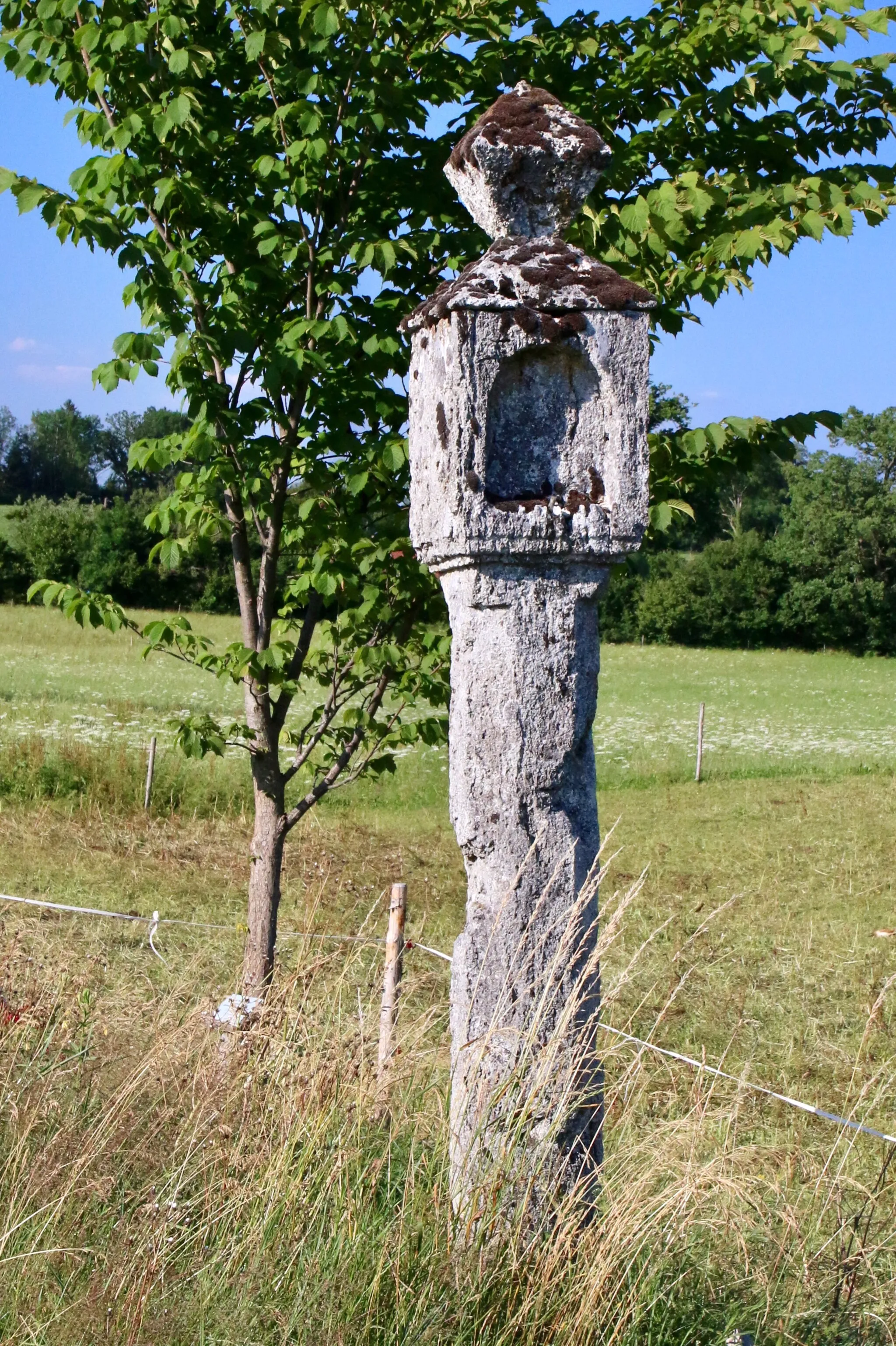 Photo showing: Tuffsteinsäule mit Laterne mit Bildnischen und Aufsatz, bezeichnet mit dem Jahr 1604.