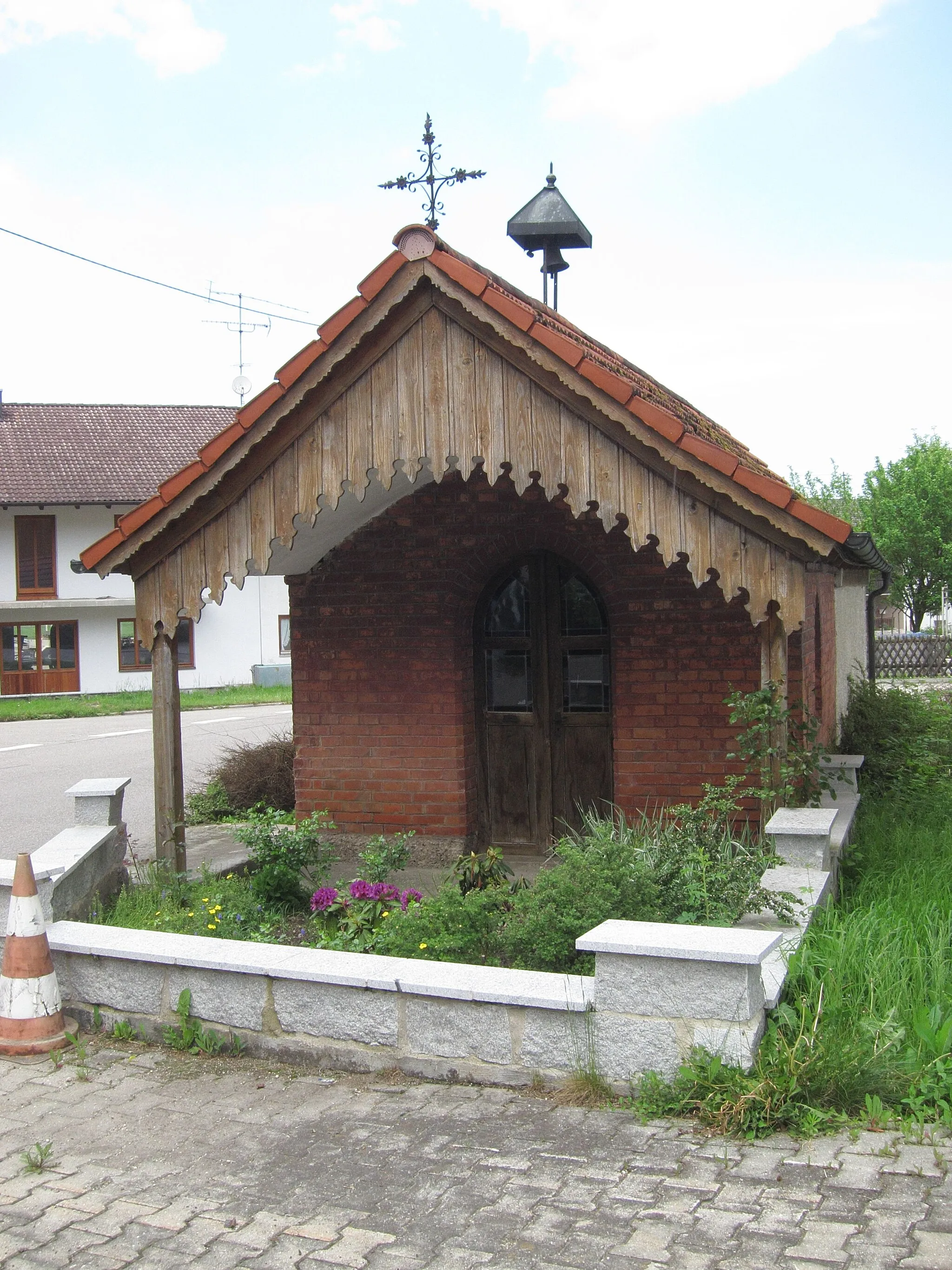 Photo showing: Ruhensdorf; Kapelle, kleiner Backsteinbau mit hölzernem Vordach, Ende 19. Jahrhundert; mit Ausstattung.