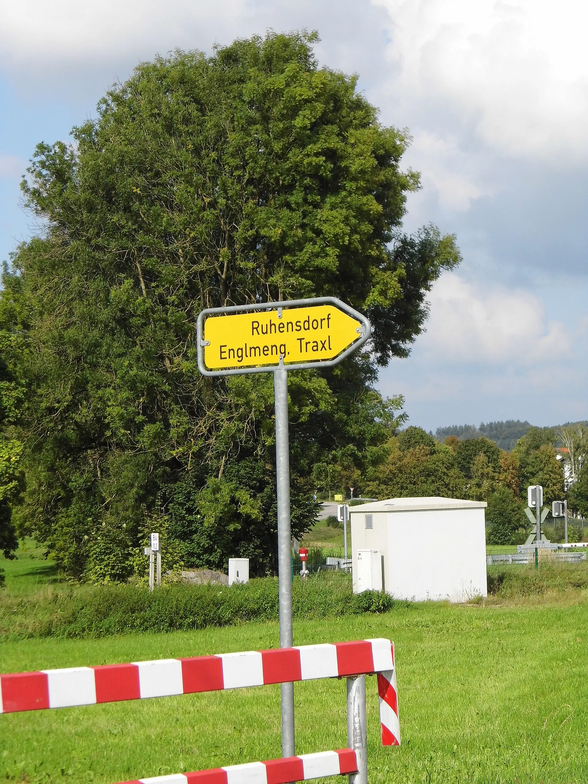 Photo showing: Nach Ruhensdorf, Englmeng u. Traxl, SW v. Steinhöring, jedoch der Gde. (Stadt) Ebersberg zugehörig, Lkr. Ebersberg in Oberbayern. Im Hintergrund BÜ 11,2 kurz vor dem Bf Steinhöring (rechts).