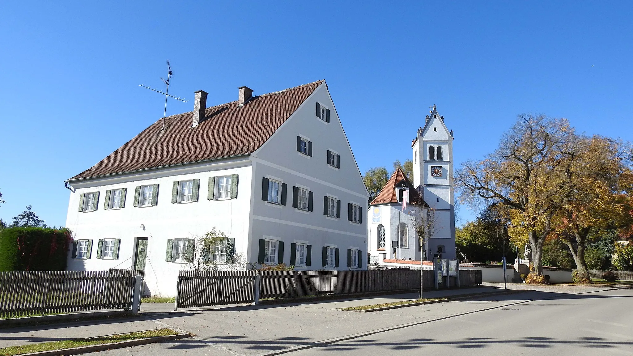 Photo showing: Pfarrhof und Pfarrkirche in Dünzelbach, Moorenweis