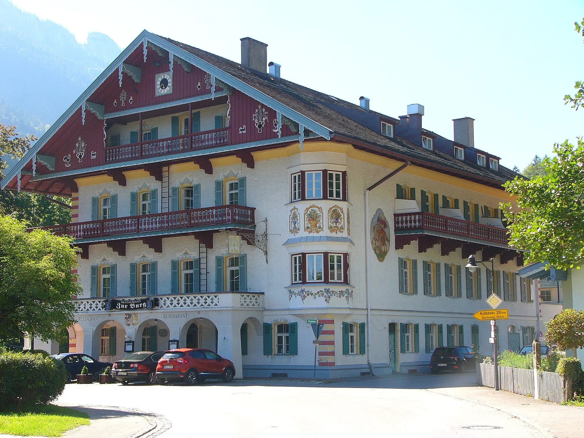 Photo showing: (ehem.) Burghotel; dreigeschossiger massiver Flachsatteldachbau mit verbrettertem Giebel, Lauben und Eckerker, im barockisierenden alpenländischen Heimatstil, von Franz Zell, 1914, im Kern 19. Jhd.