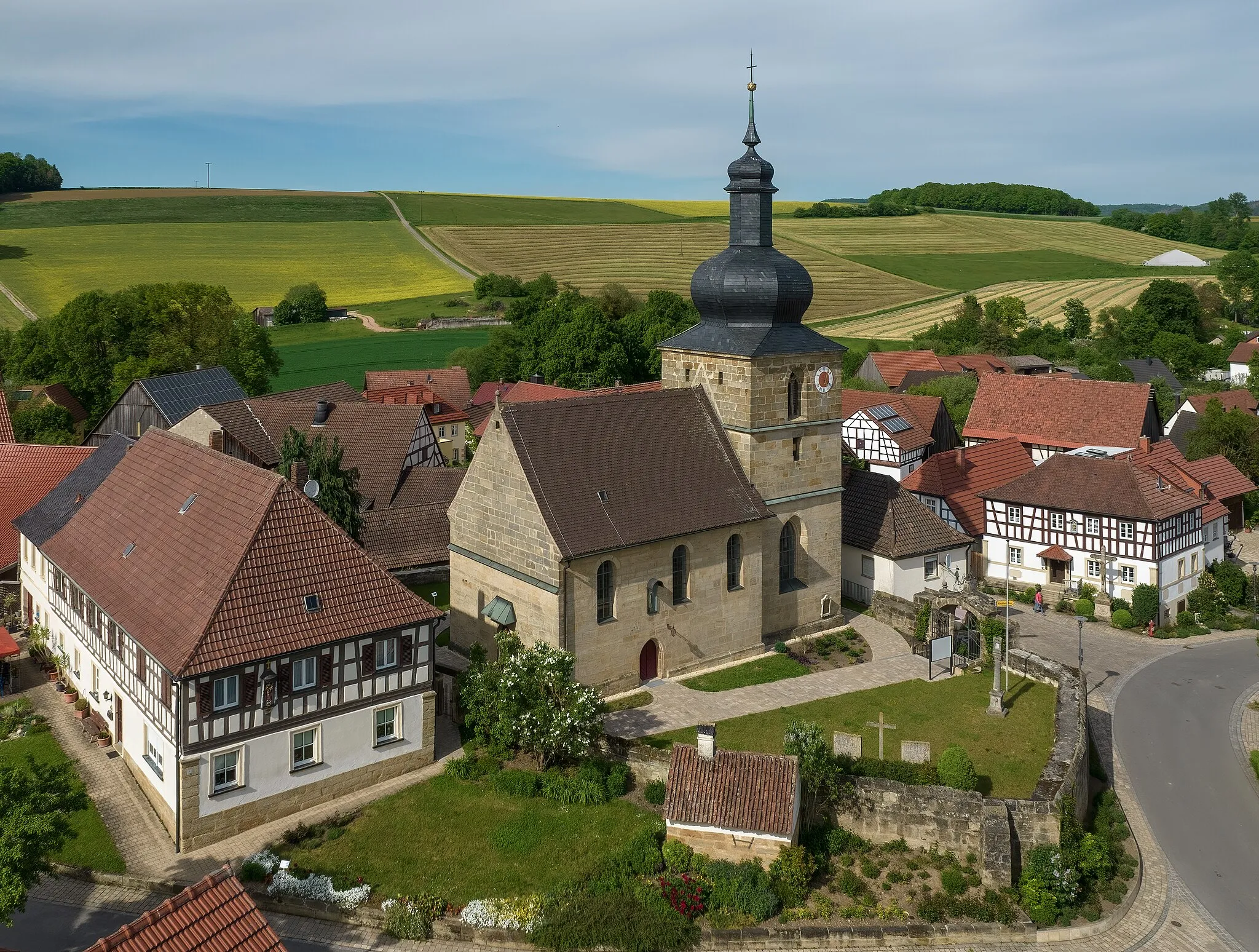 Photo showing: Catholic parish church St. Laurentius in Oberleiterbach