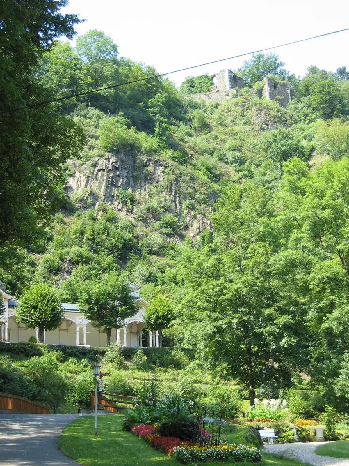 Photo showing: Kurpark Bad Berneck mit Kolonnaden und der Ruine Hohenberneck