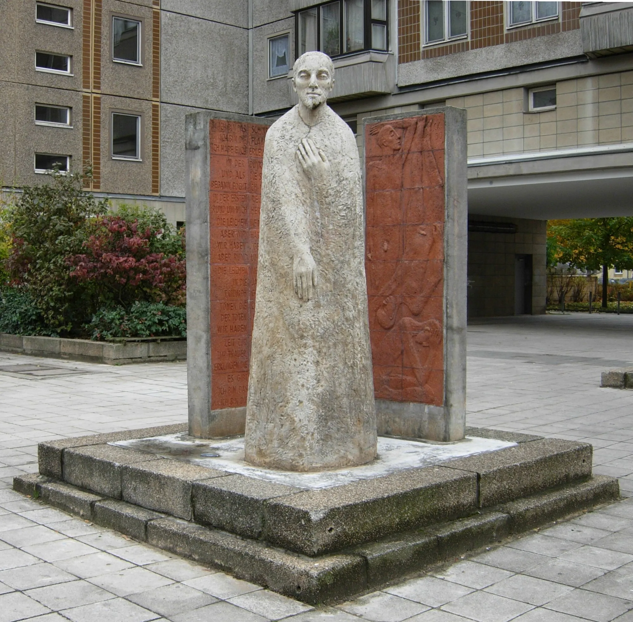 Photo showing: Carin Kreuzberg (* 1935): Heinrich-Heine-Denkmal (1990) an der SW-Ecke der Kreuzung Heinrich-Heine-Straße und Köpenicker Straße in Berlin-Mitte, nahe der U-Bahn-Station U 8 (Signatur auf den roten Steinen rechts oben: CK 90); Carin Kreuzberg studierte in den 1950ern an der Hochschule für bildende Künste Dresden und an der Hochschule für bildende und angewandte Kunst Berlin-Weißensee