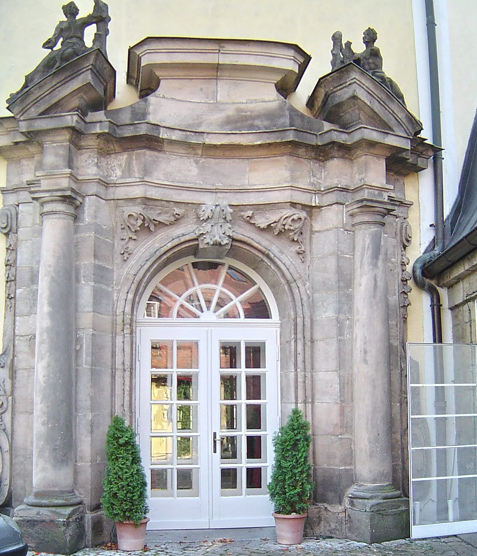 Photo showing: Bayreuth Schloss Thiergarten, Portal mit Skulpturen