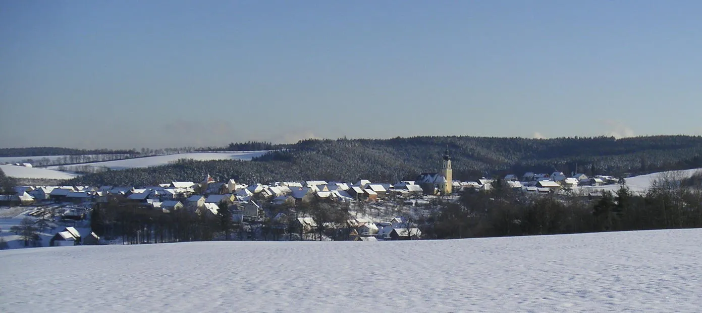 Photo showing: Blick vom Parkplatz an Landstraße auf Kohlberg