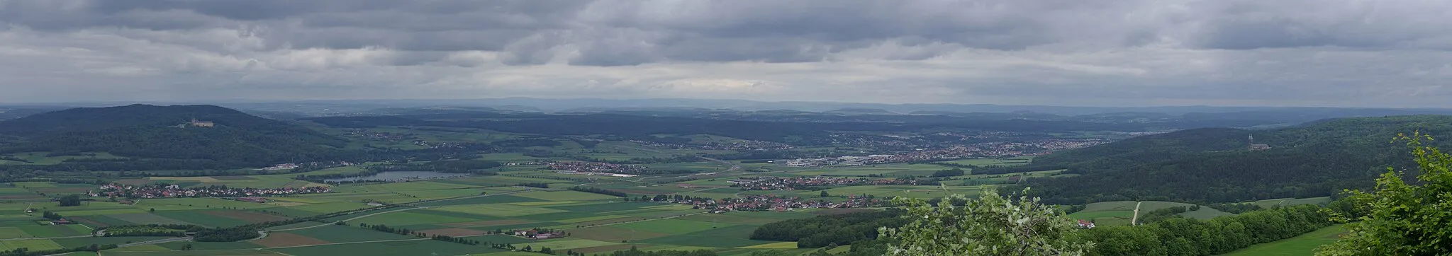 Photo showing: Blick vom Staffelberg auf den sogenannten Gottesgarten im Obermainland zwischen Kloster Banz (links) und Basilika Vierzehnheiligen (rechts)