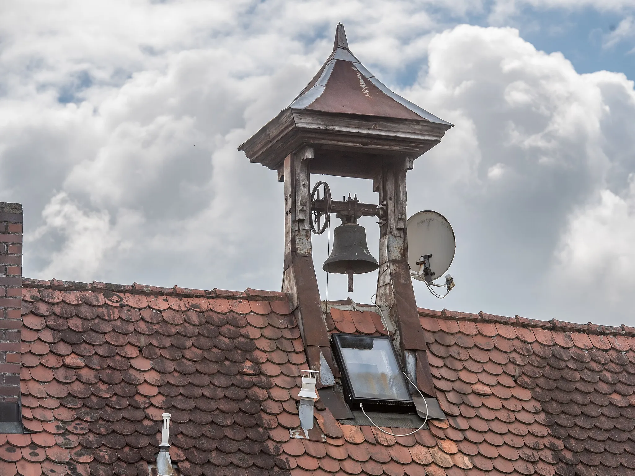 Photo showing: Denkmalgeschützte Objekte in Uttenreuth am 25. Mai 2017. Bild zeigt Gemeindehaus Weiher.