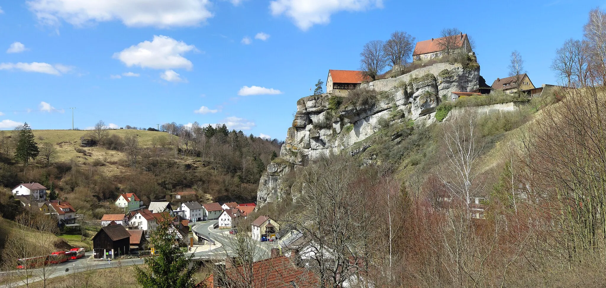 Photo showing: Die Burg Pottenstein auf dem Burgberg von Pottenstein in der Fränkischen Schweiz. Die Burg beherbergt ein Burgmuseum und wurde zwischen 1057 und 1070 gegründet. Nach dem Übergang des Bistums Bamberg 1803 an den bayerischen Staat während der Säkularisation verfiel die Burg. 1878 kam die Burg in Privatbesitz und ist heute im Familienbesitz der von Wintzingerode.