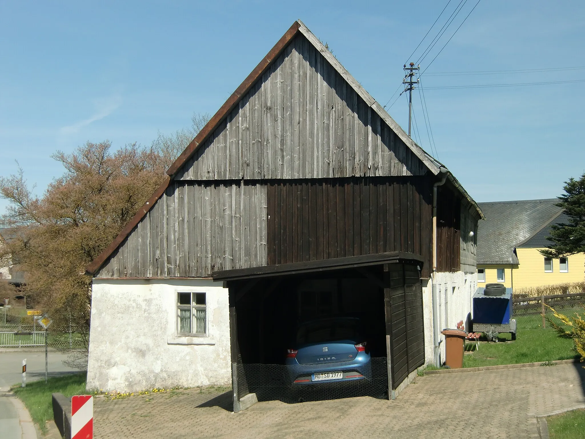 Photo showing: Single-storey byre-dwelling with tiled roof in the Helmbrechts district of Baiergrün