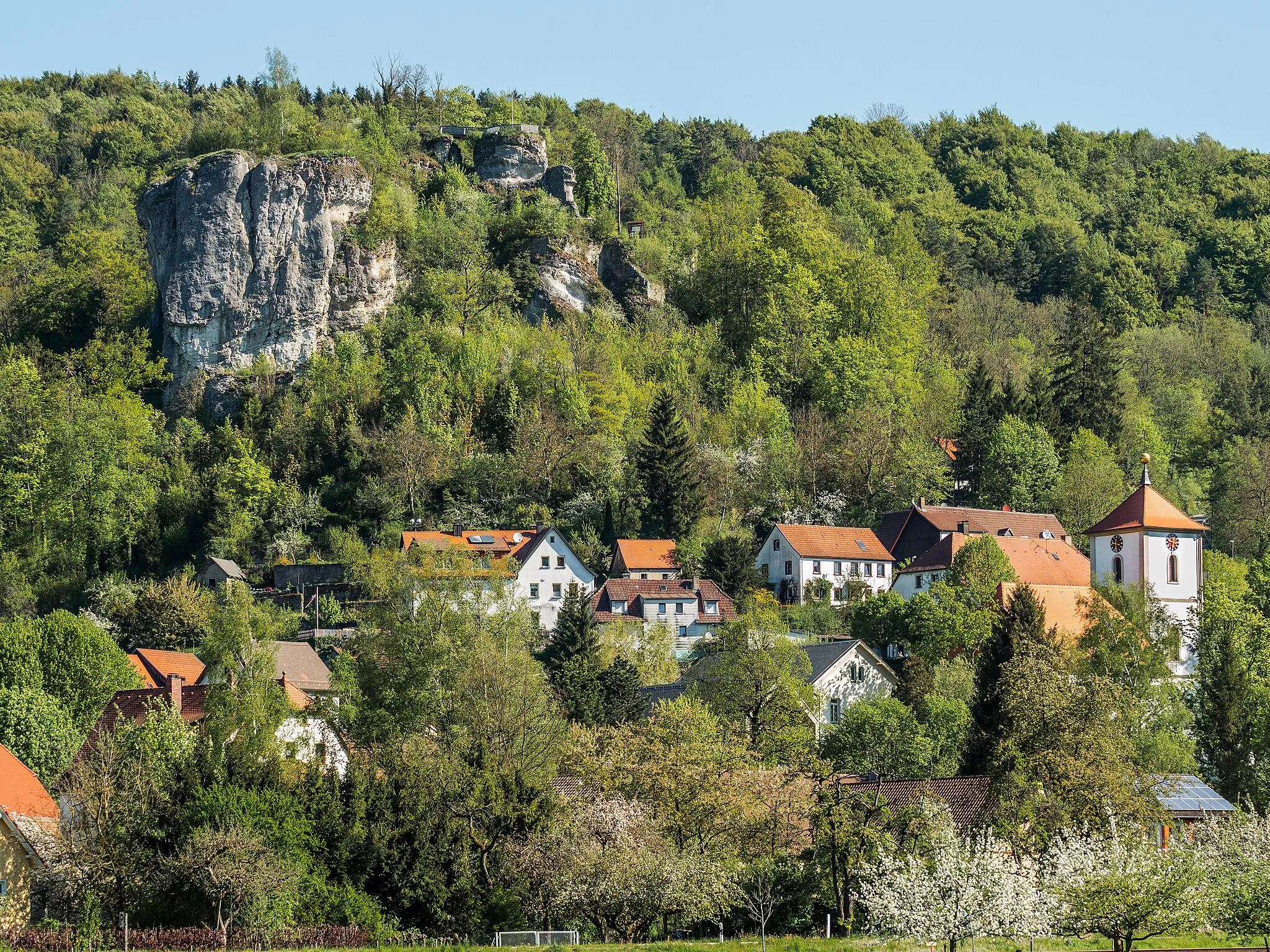 Photo showing: Streitberg with rock of the  Streitburg riun