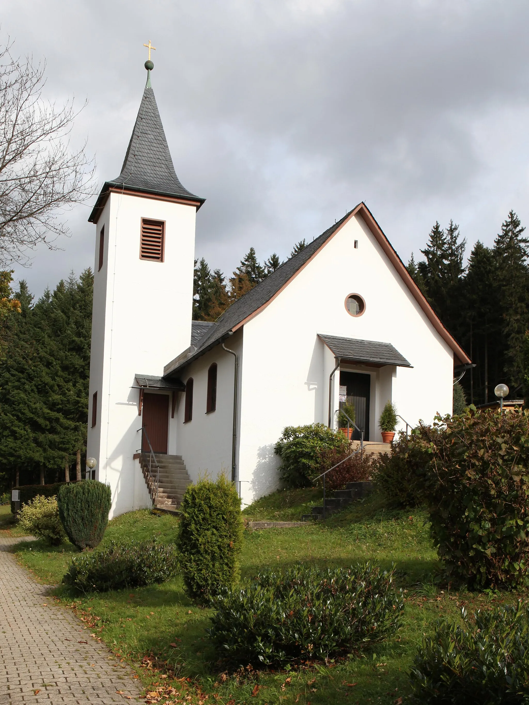 Photo showing: evangelisch-lutherische Gnadenkirche in Schauberg (1956, Architekt Reinhard Claaßen), OT von Tettau, Landkreis Kronach