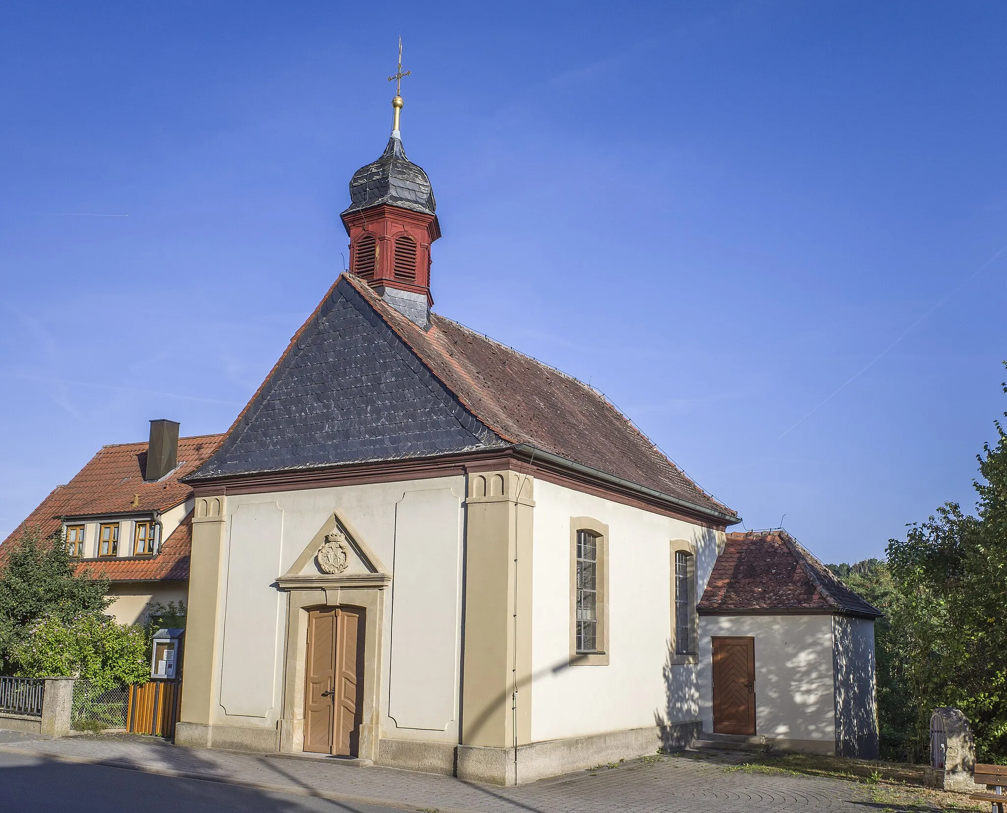 Photo showing: Katholische Kapelle Marienkrönung, Saalbau mit Satteldach und Giebelreiter, Eckpilaster, 1772, 1926 wiederhergestellt