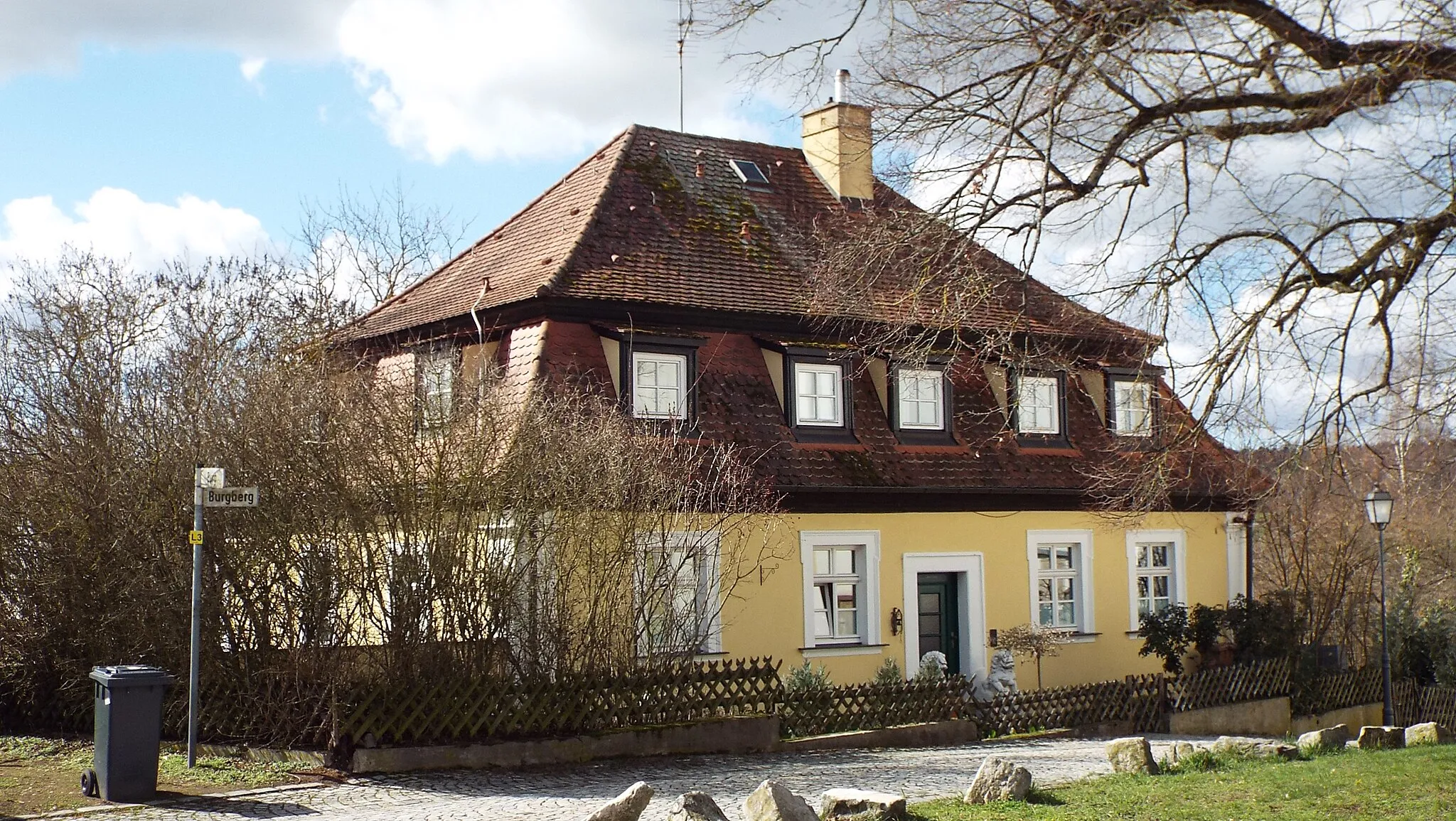 Photo showing: Baudenkmal: Ehemaliges Verwalterhaus, Eingeschossiger Mansardwalmdachbau mit genuteten Ecklisenen, Ende 18. Jahrhunder