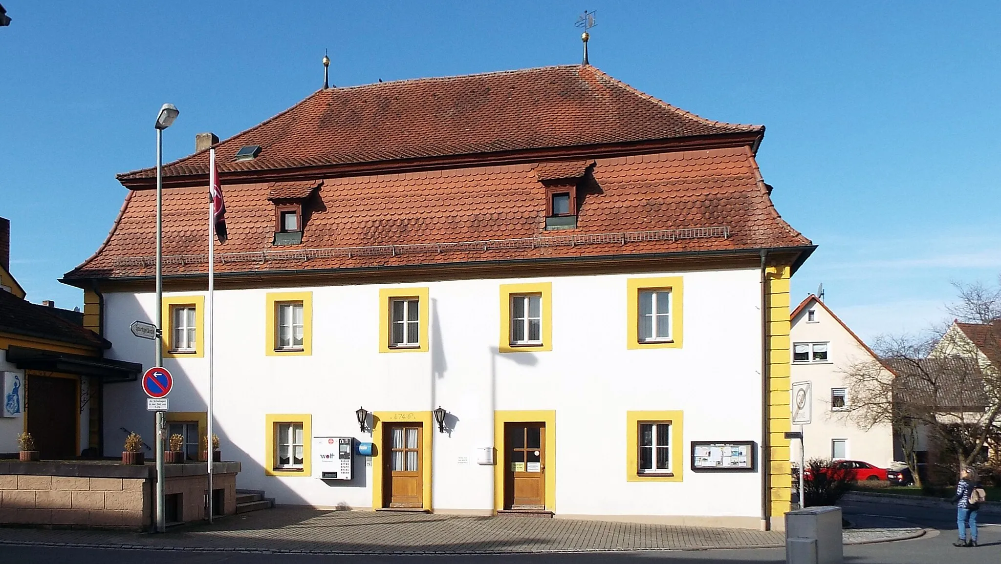 Photo showing: Baudenkmal: Ehemaliges Verwalterhaus. Zweigeschossiger Mansardwalmdachbau, genutete Ecklisenen, bezeichnet „1746“