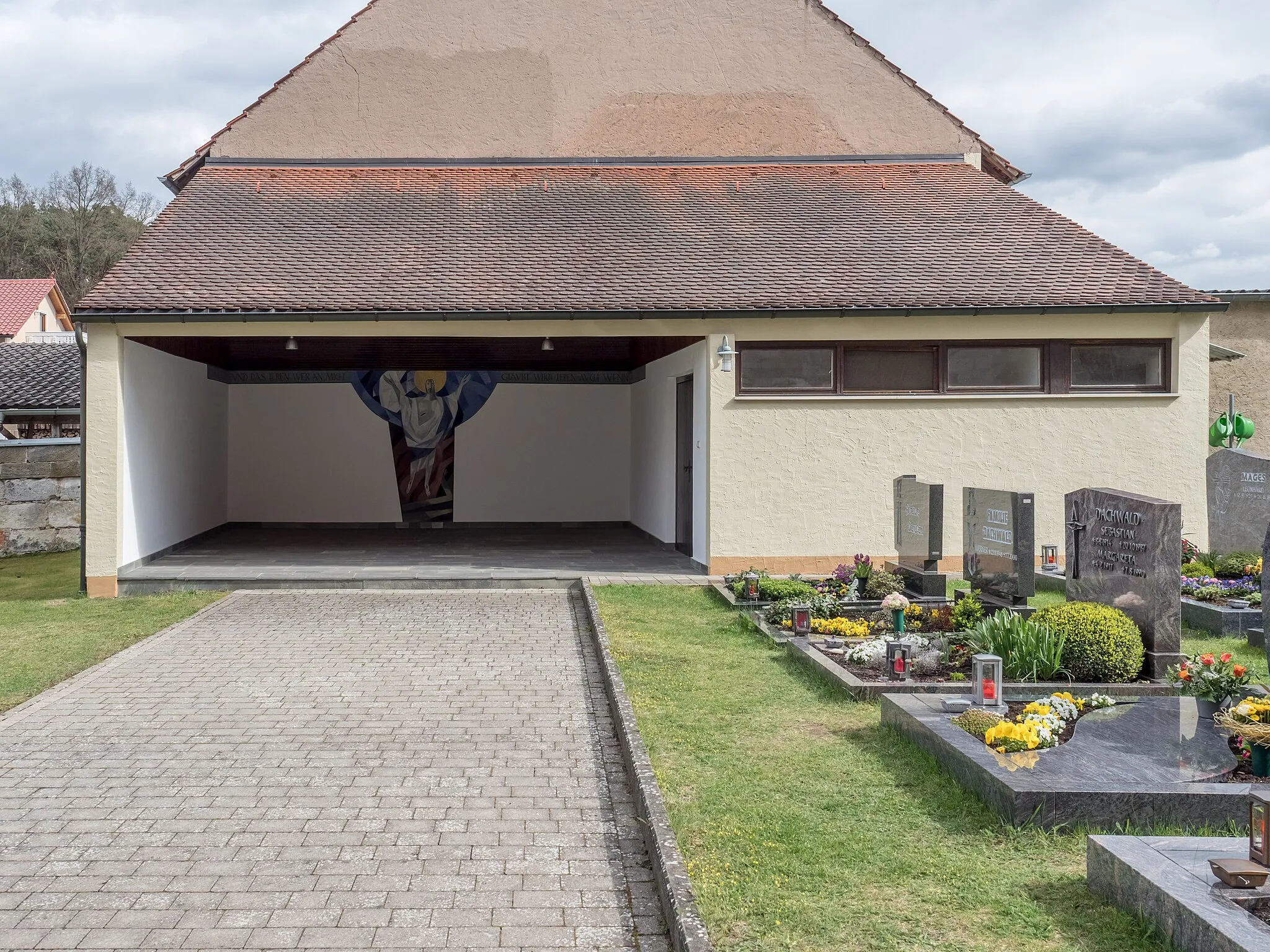 Photo showing: Blessing ceremony hall at the cemetery in Schlüsselau
