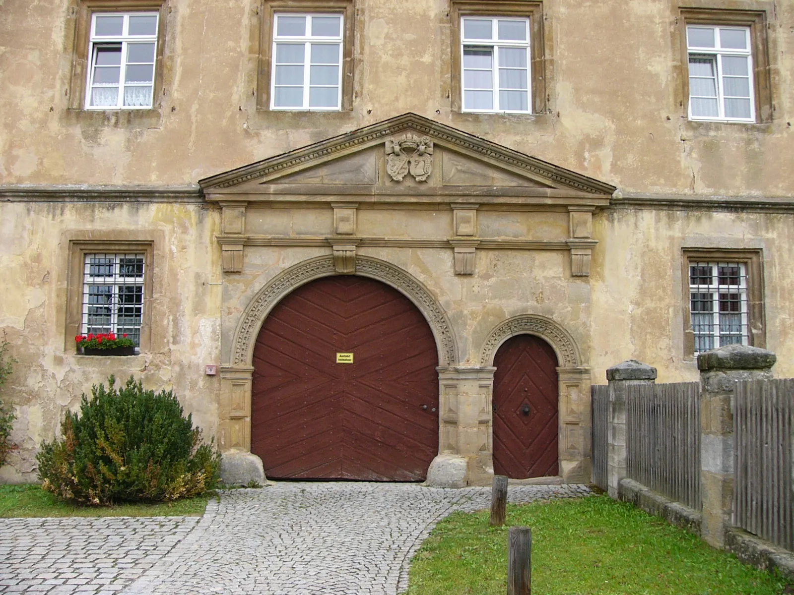 Photo showing: Portal mit Bischofswappen